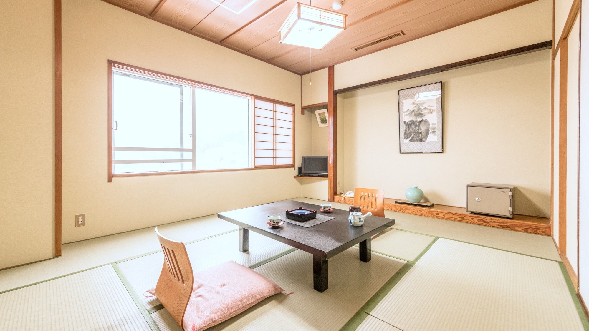 [Japanese-style room 10 tatami mats / with bath and toilet] A Japanese-style room with a calm atmosphere.