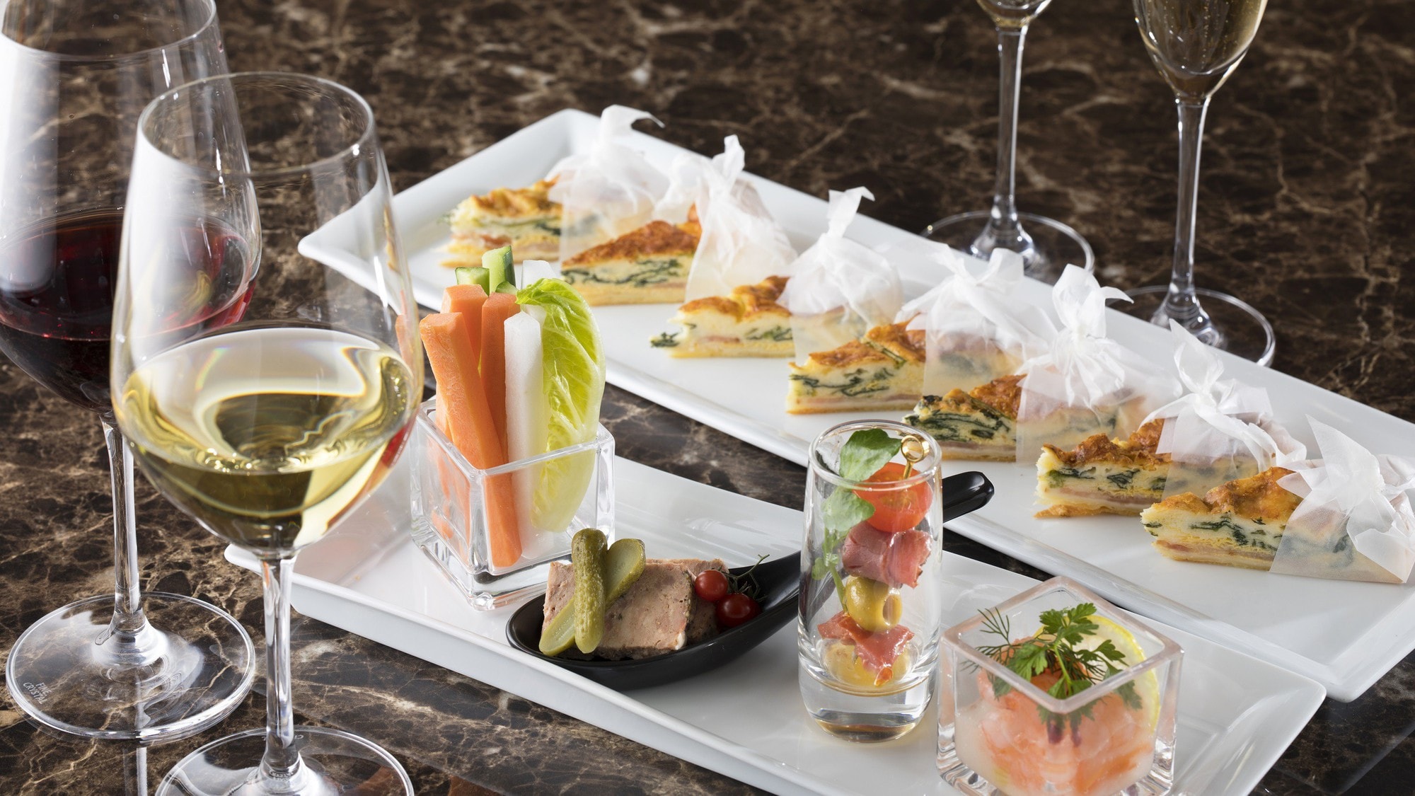 In the evening club lounge, you can enjoy light meals as well as alcohol!