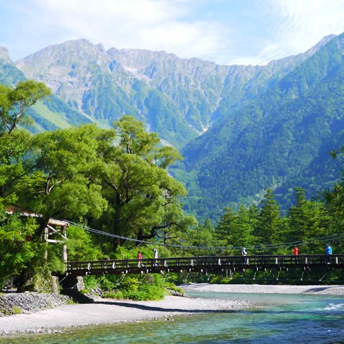 从横跨清澈的梓川的河童桥上眺望的雄伟山景、大正池、明神池、德泽池等山、绿、水交织在一起的美丽风景。