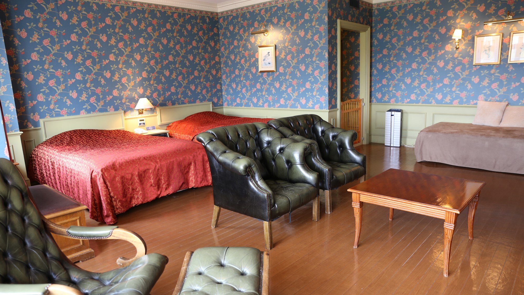 [European Building] Pet Moderate Twin Room Example