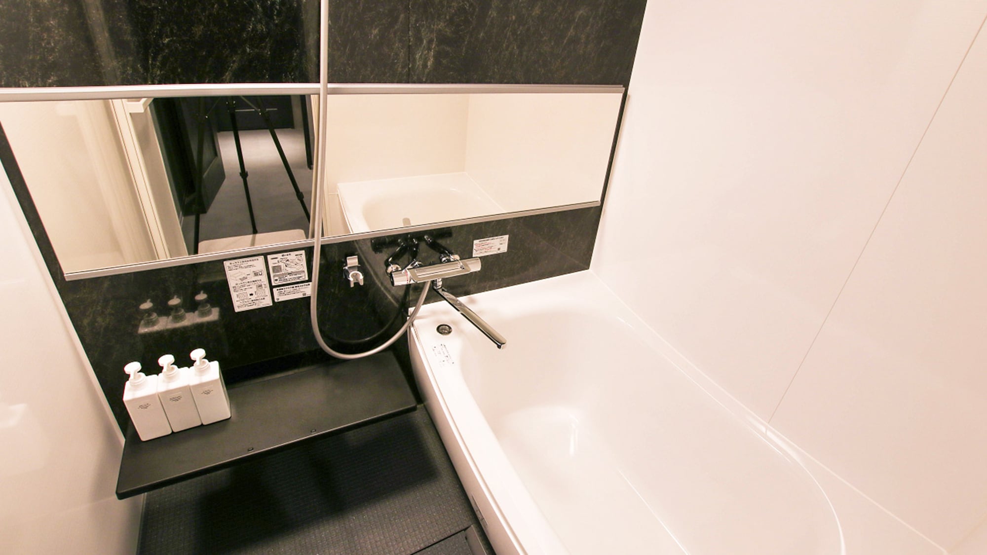 [Capacity of 4 people: N.3 Doors] Bathroom