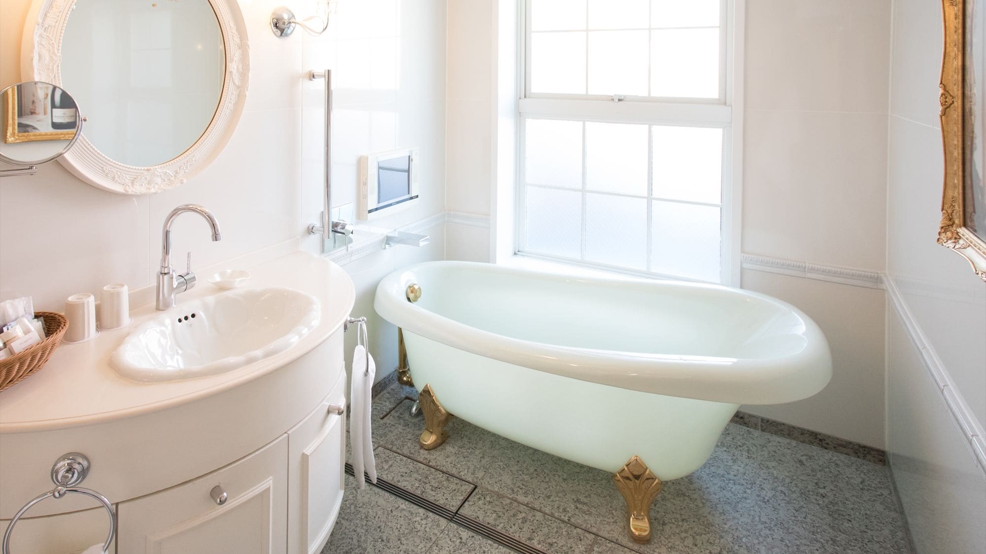 <Presidential Twin Bathroom> The cat-foot bathtub is popular♪