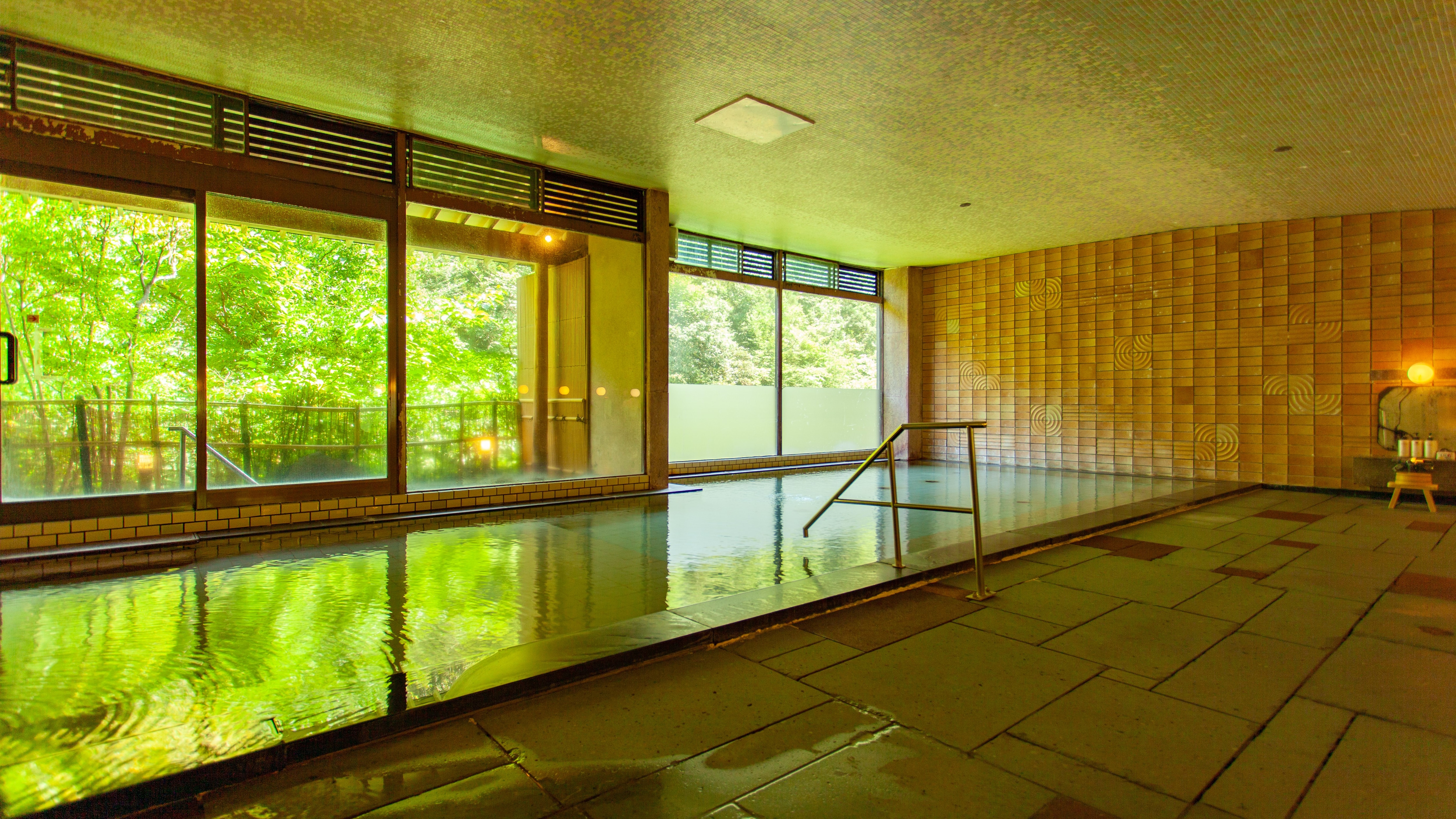 [Kawaka] Large communal bath overlooking the four seasons