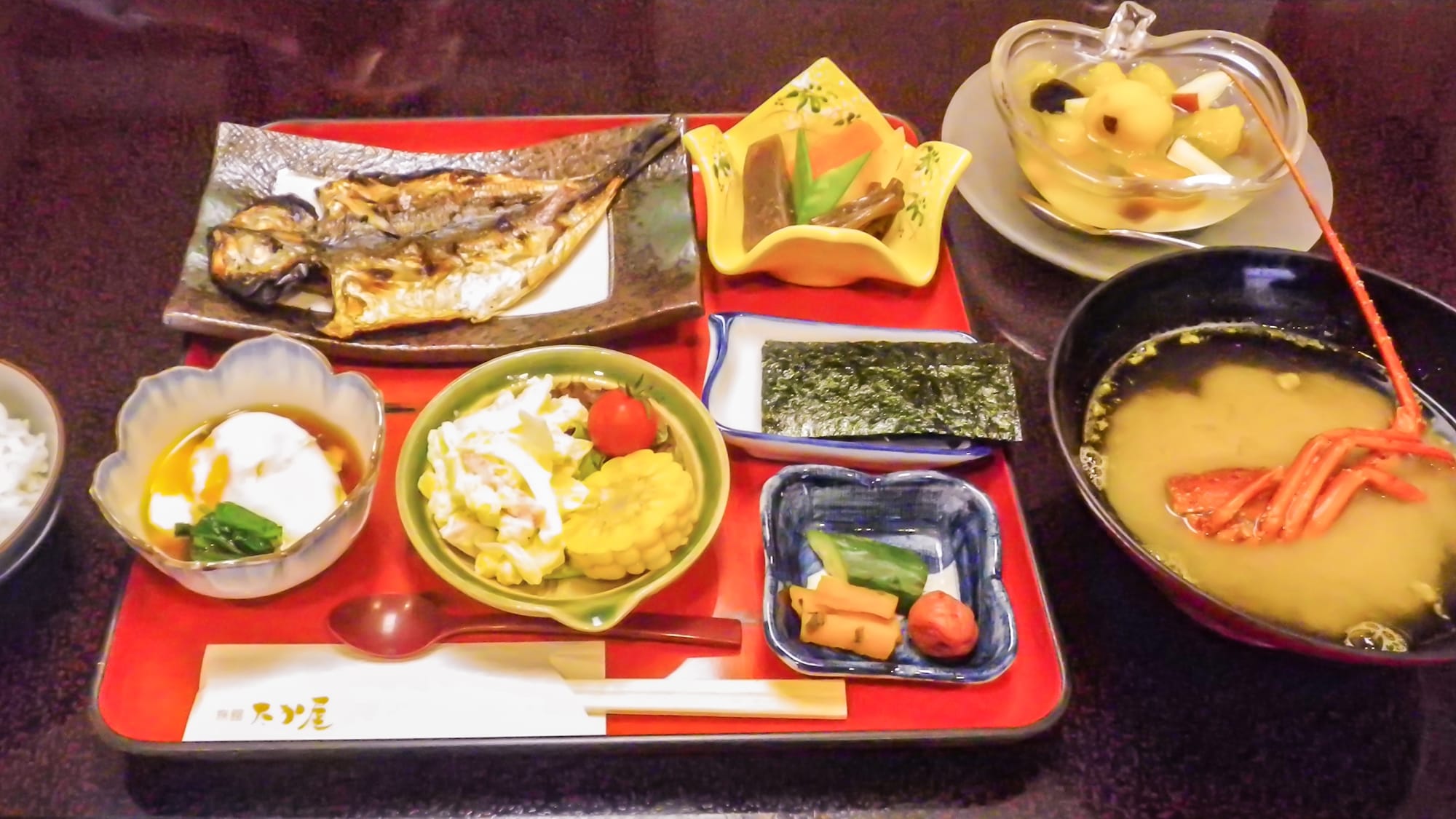 ※【早餐示例】有当天的烤鱼、干鱼以及味噌汤里的海鲜。
