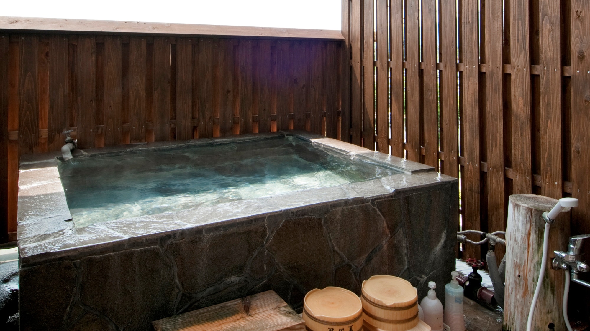 Example of a Japanese-style room with an open-air bath A