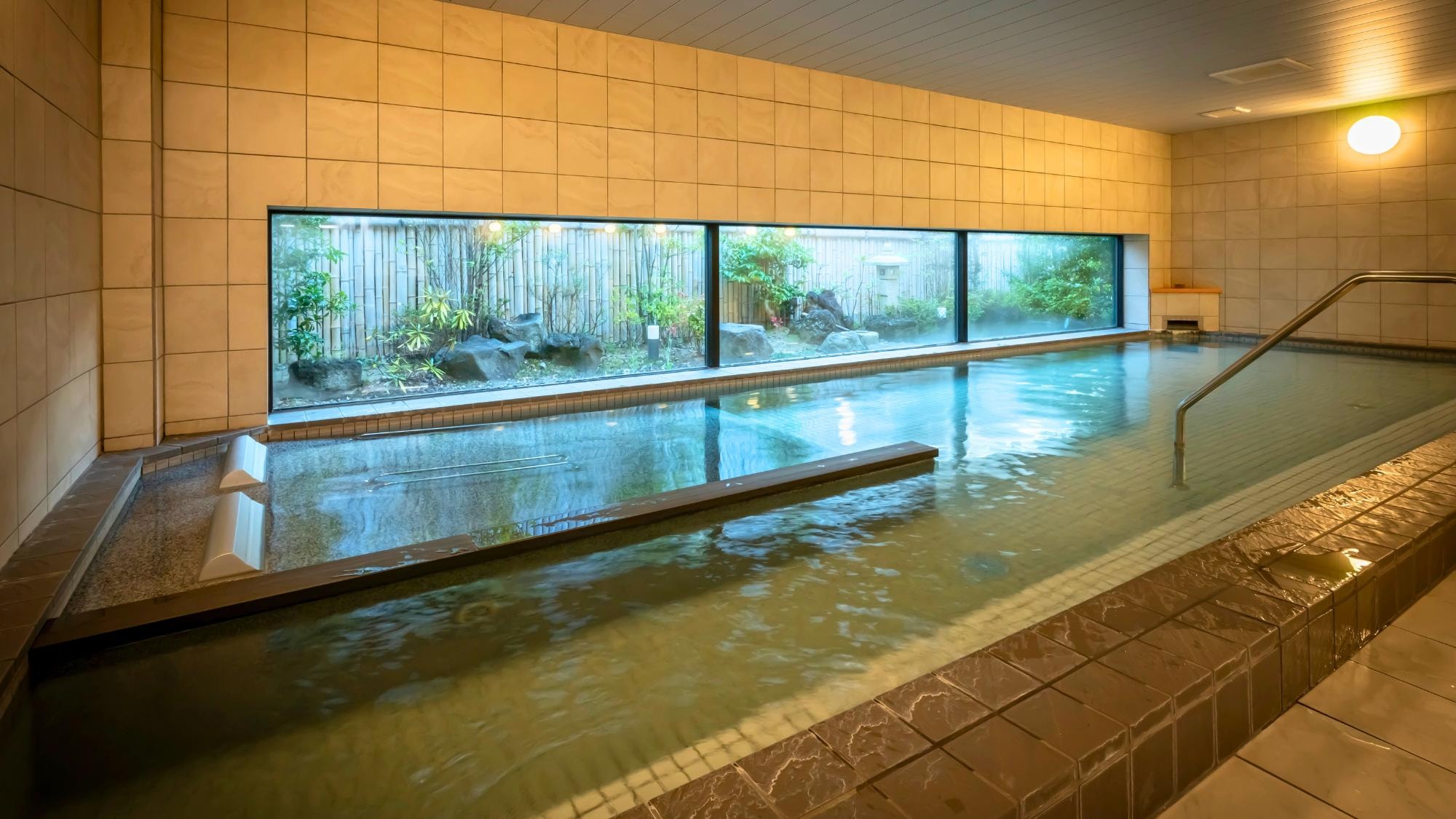 Large public bath and semi-natural hot spring "Matsushima Saga no Yu" Stretch out your legs and relax in the spacious large bath.