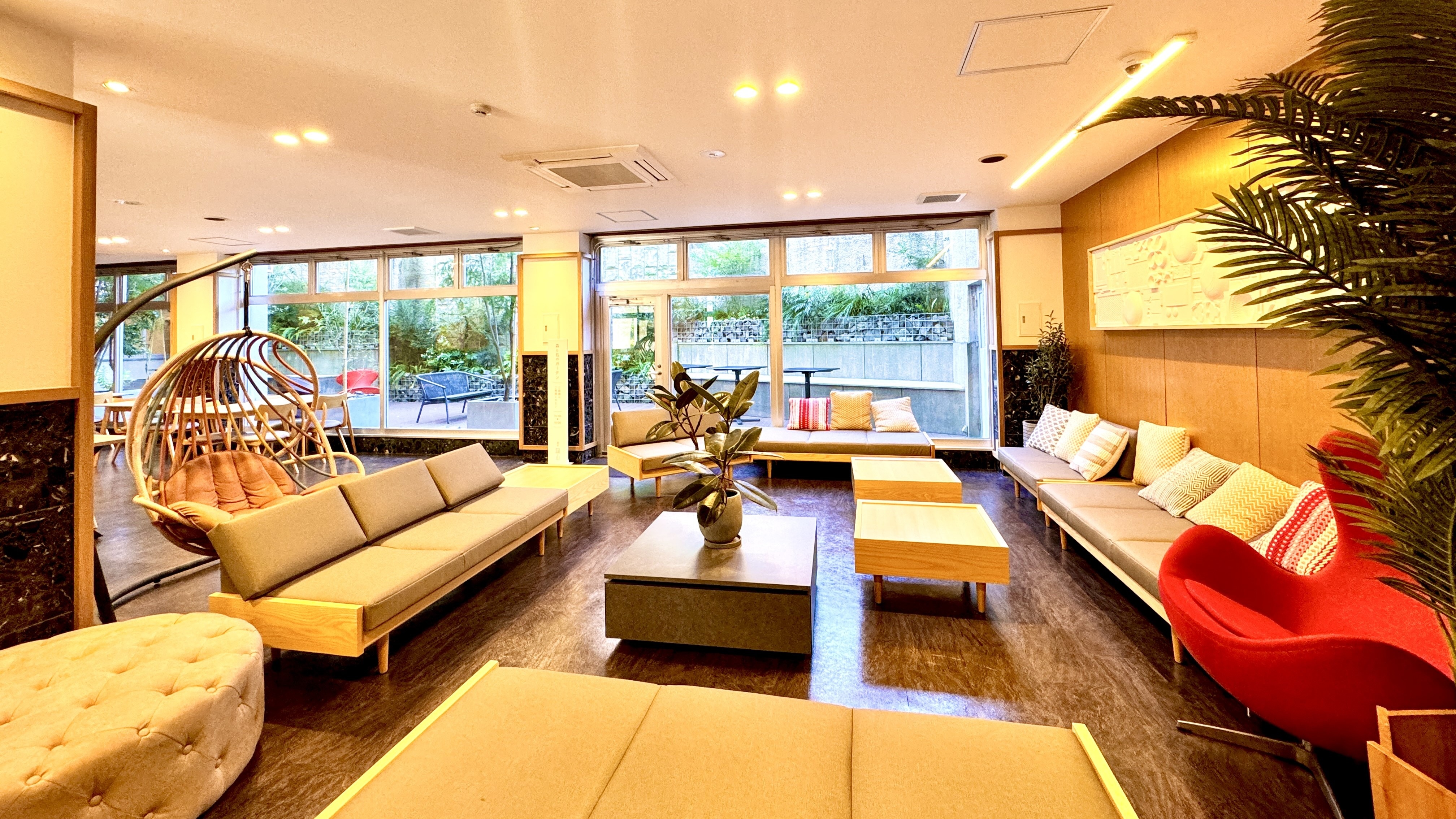 Full Dining & Lobby > Wi-Fi is also available. Perfect for chatting with friends, dining, or as a workspace! No coffee