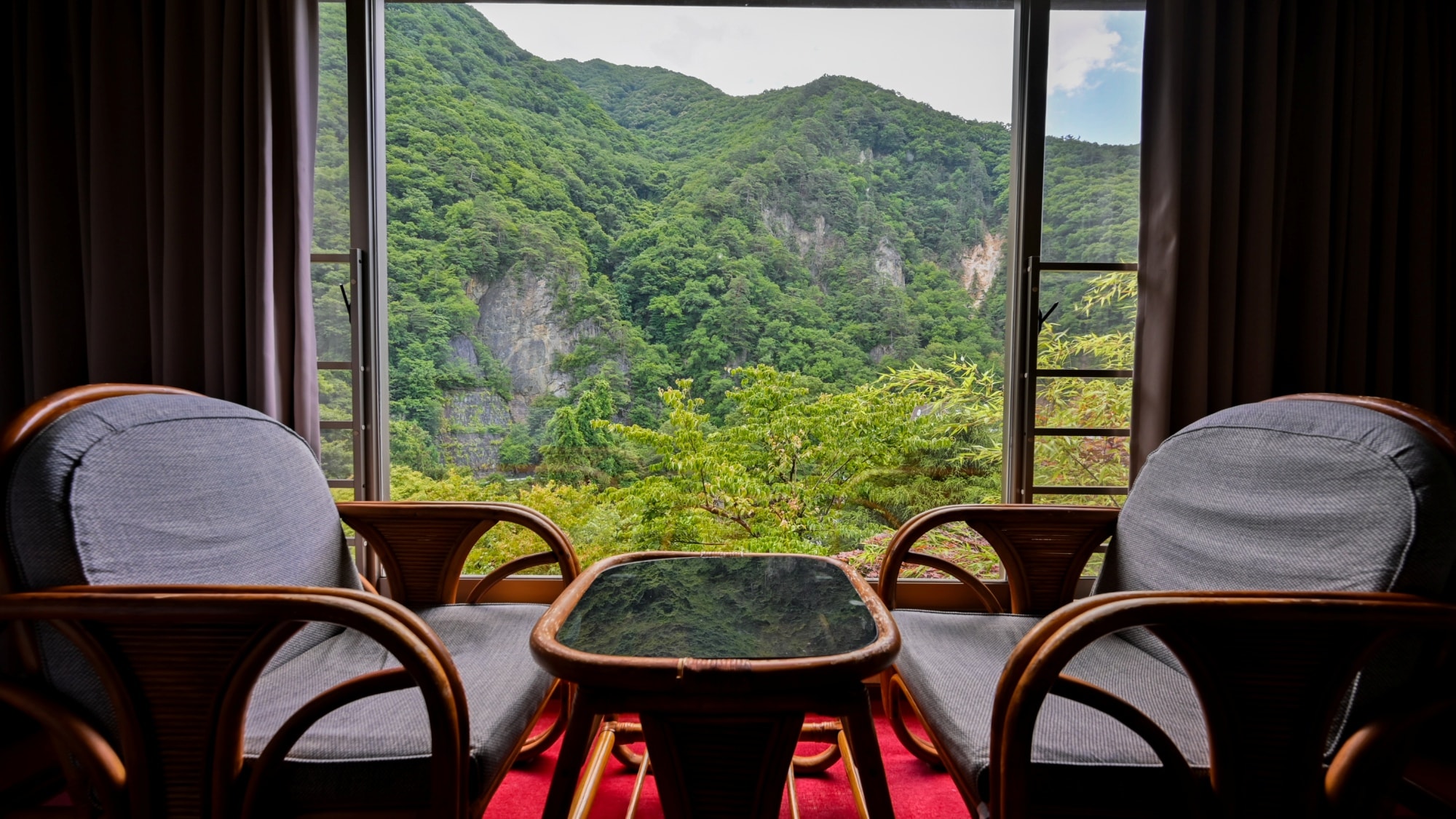 Enjoy a relaxing time while admiring the beautiful scenery created by nature.