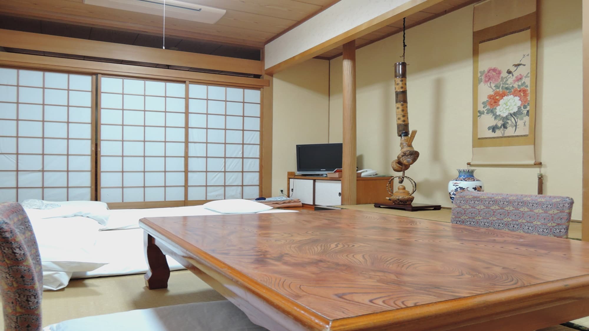 [Room] Japanese-style room (Shochikubai) / A relaxing tatami room. Please relax and unwind.