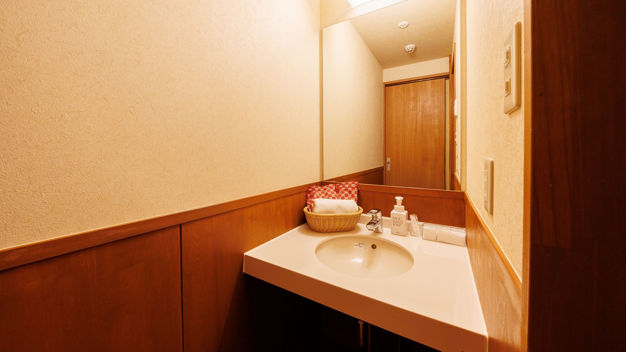 ■ [Hana Mizuki] Main building Japanese-style room 10 tatami mats Twin beds / Overlooking the townscape of Shimo-Suwa