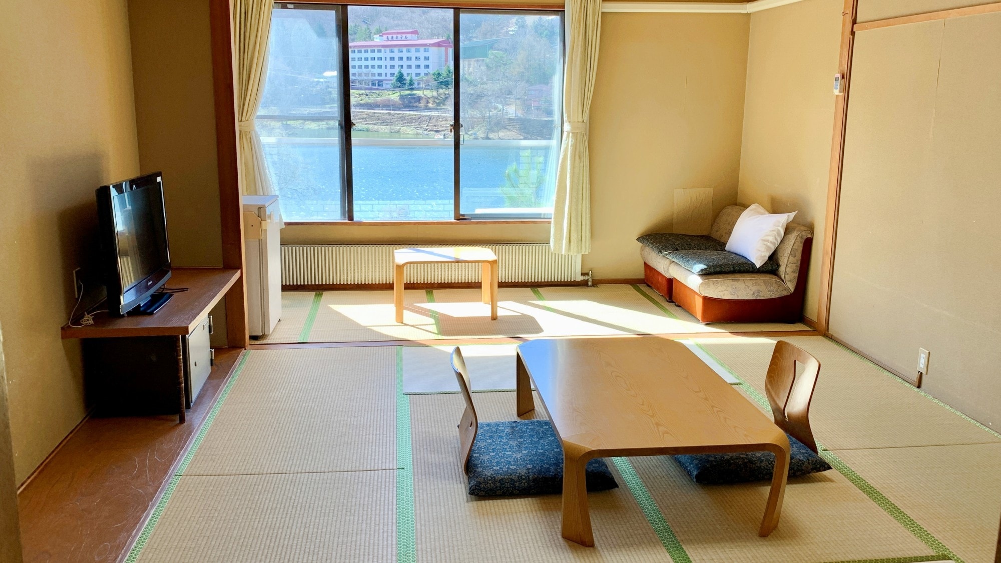 *10 tatami mat Japanese-style room + spacious veranda/Standard type Japanese-style room. Rooms facing Lake Shirakaba and Kurumayama are available.