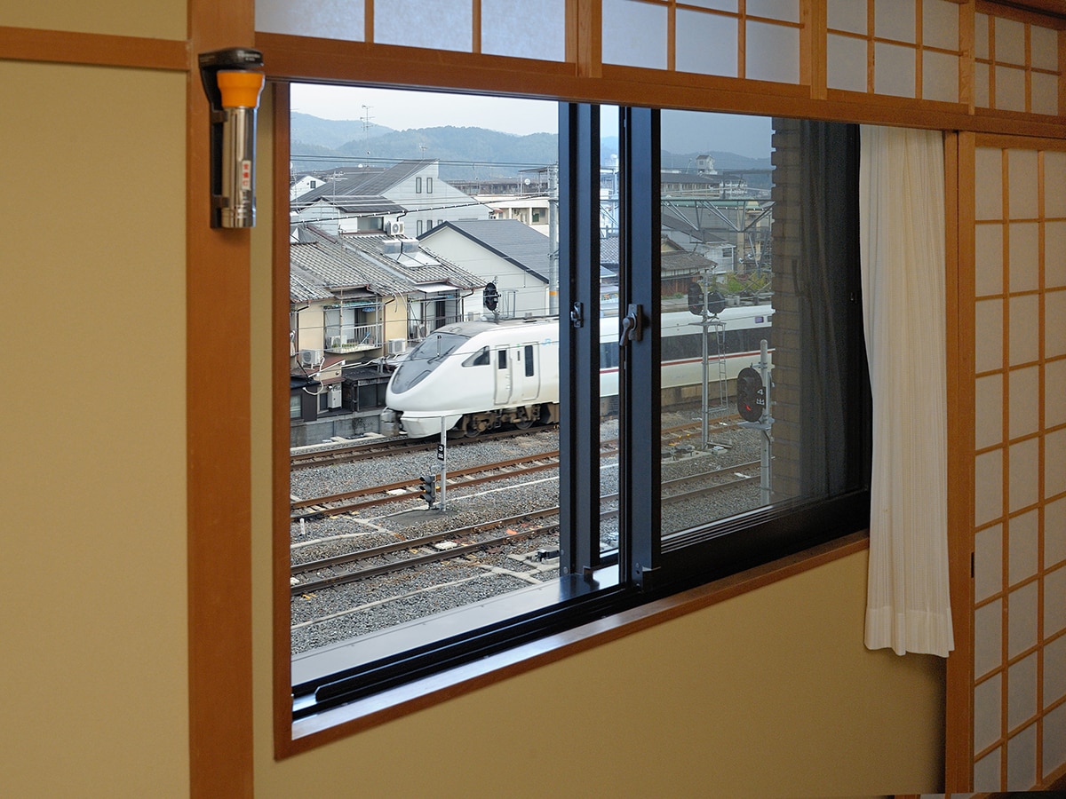 일본식 객실 7.5 다다미 트레인 뷰 일본식 객실 7.5 다다미의 객실은 JR 열차를 창문에서 바라볼 수 있습니다.