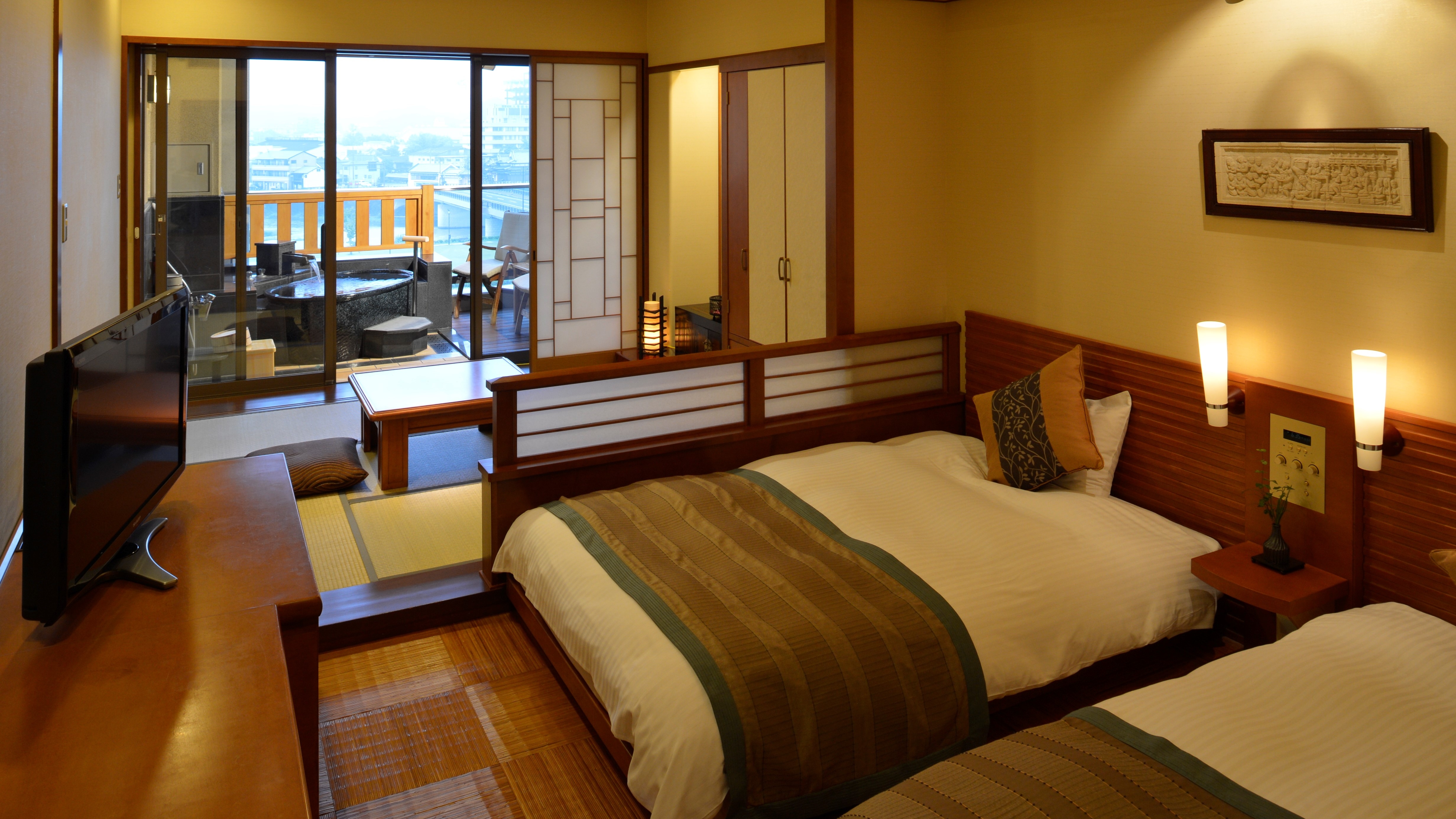An example of a Japanese-Western style room with an open-air hot spring bath (4.5 tatami mats and twin)