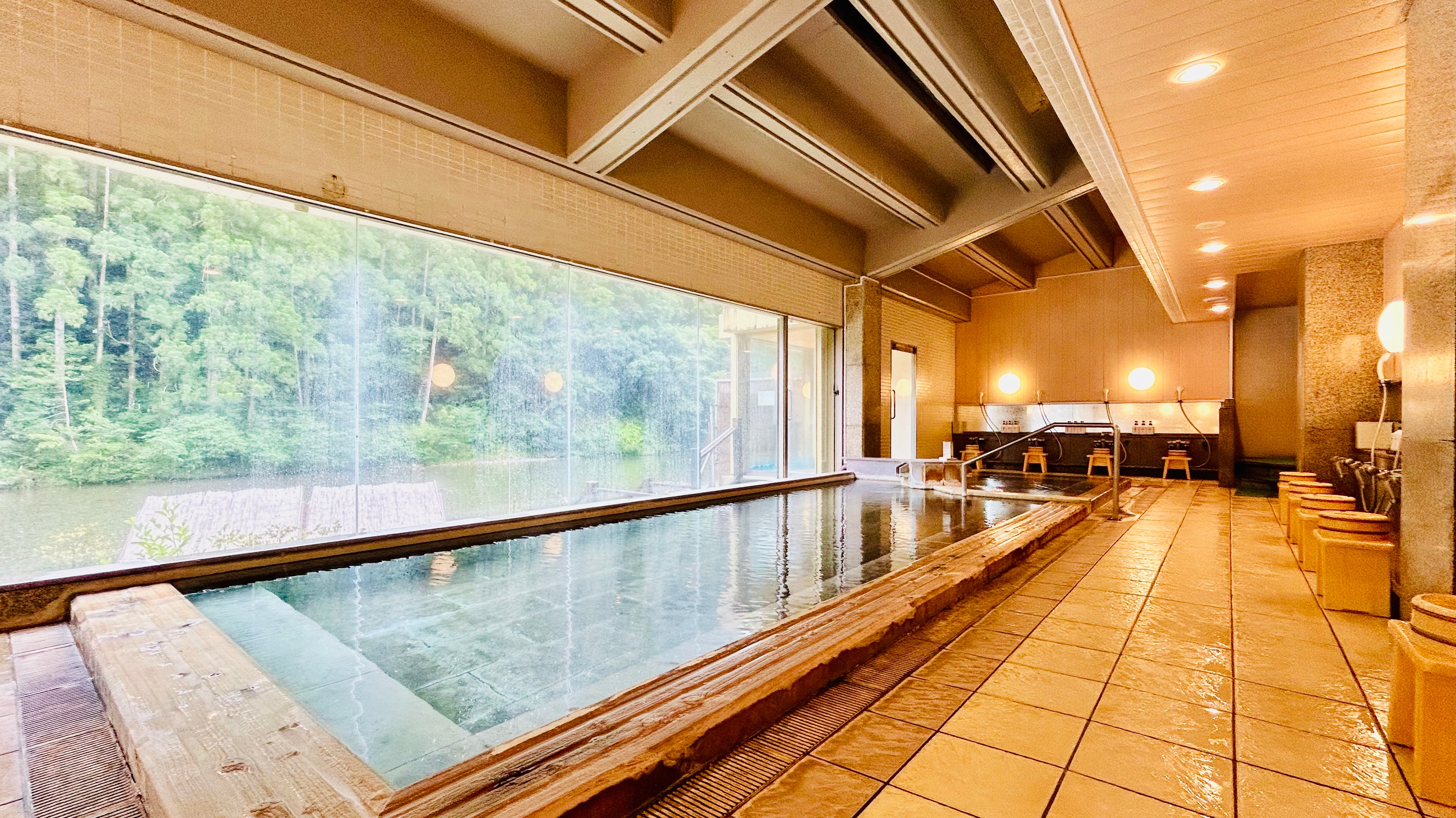 [Large public bath] Enjoy a comfortable hot spring bath surrounded by the Ooto River and the Kumano mountains.