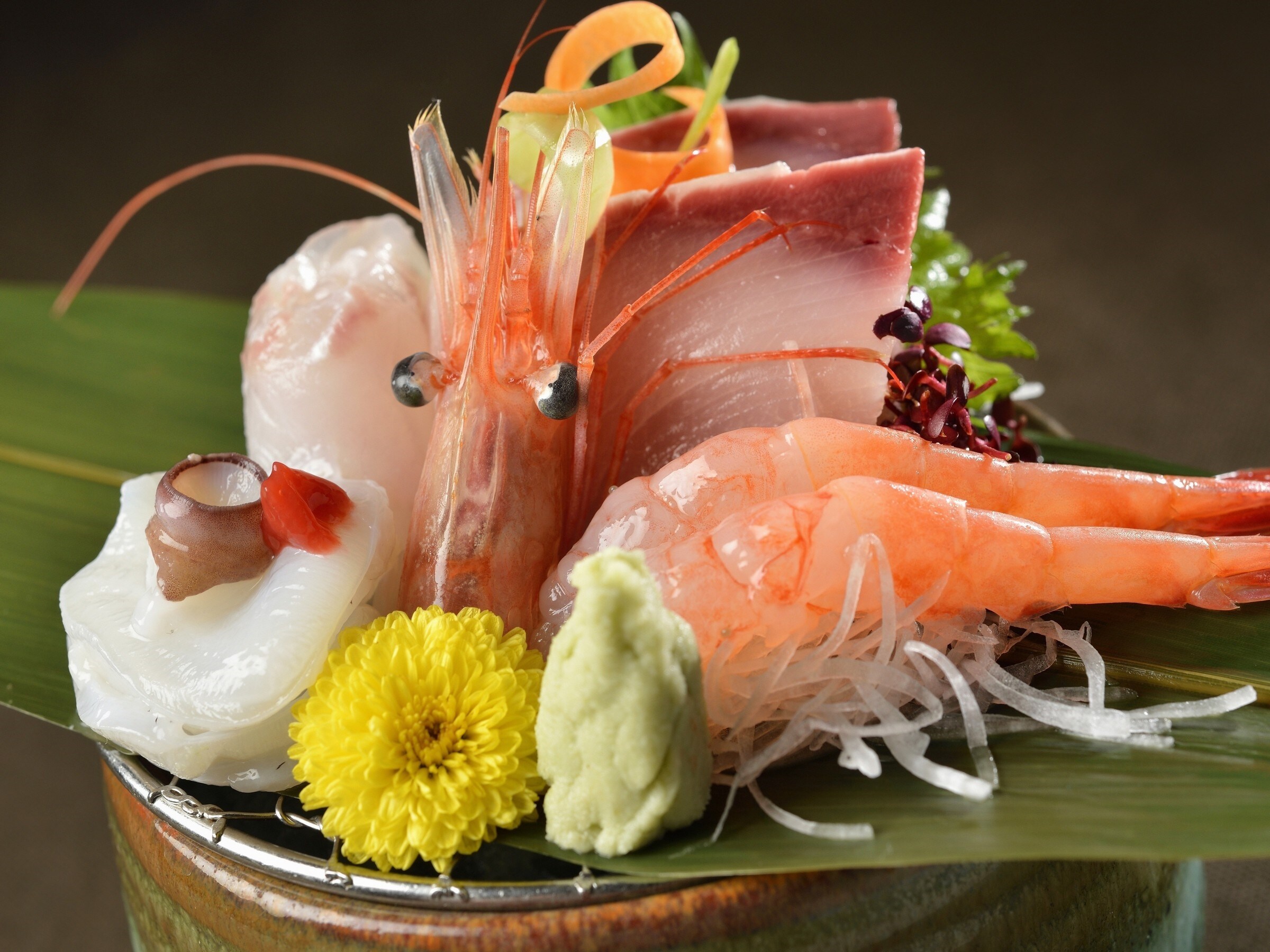 來自日本海的海鮮生魚片，您可以用眼睛和舌頭享受