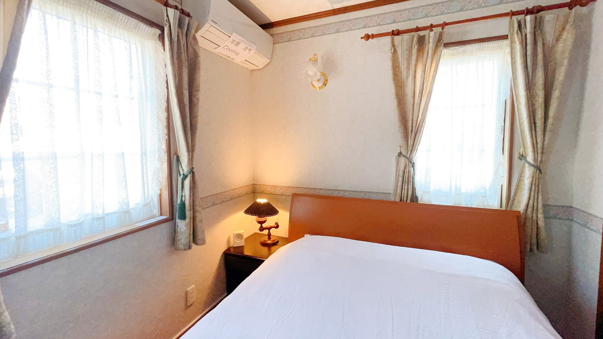・[203] A comfortable room with one double bed.