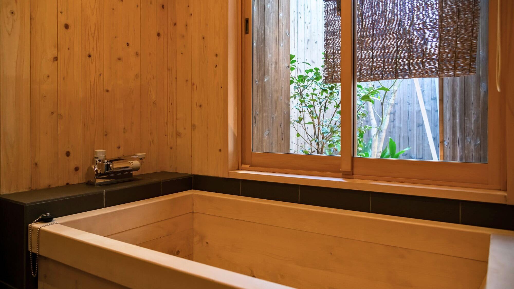 Semi-open-air bath