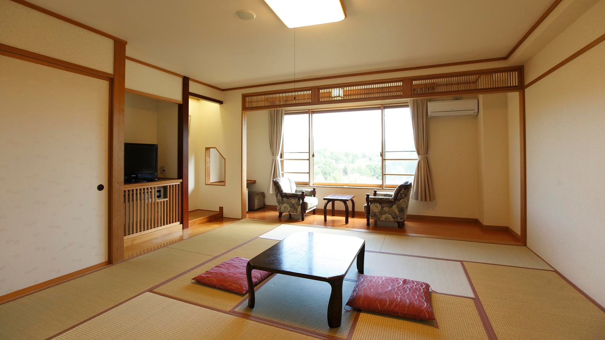 [West Wing ■ Japanese-style room 12.5 tatami mats] A Japanese-style room that is spacious enough for groups and families