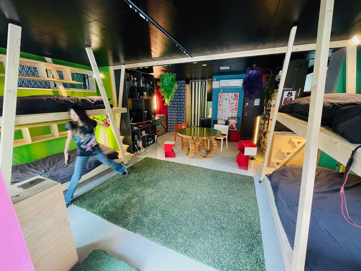 1F: A creative room with a playful urban feel.