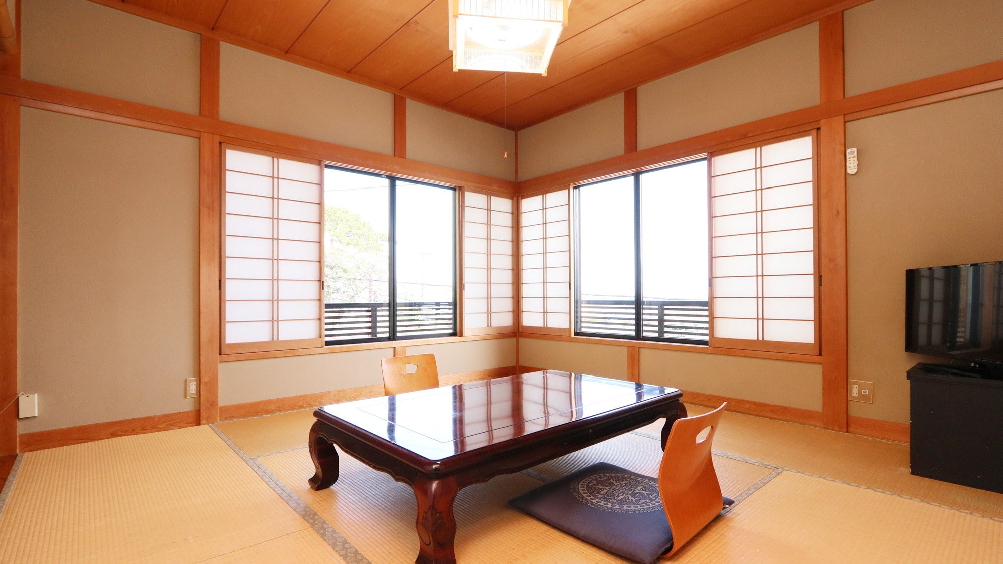 Kamar tamu di lantai 2, 8 tikar tatami, dengan pemandangan indah dan dapat menampung hingga 4 orang