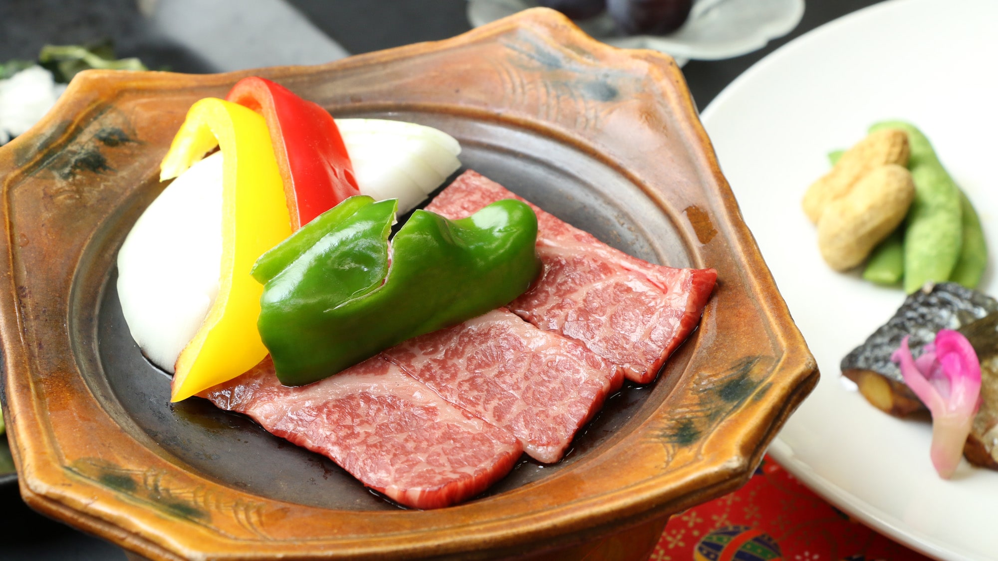 [Bữa tối] Đặc sản của Kagoshima, thịt bò Kuroge Wagyu nướng trên đĩa dung nham - chỉ cần nhìn thôi là bụng bạn sẽ sôi lên rồi!