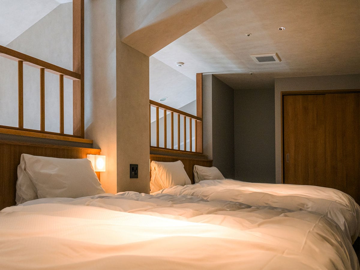 [Example of a maisonette triple room] The bedroom is on the second floor. Enjoy a good night's sleep in the Simmons bed of the highest quality.