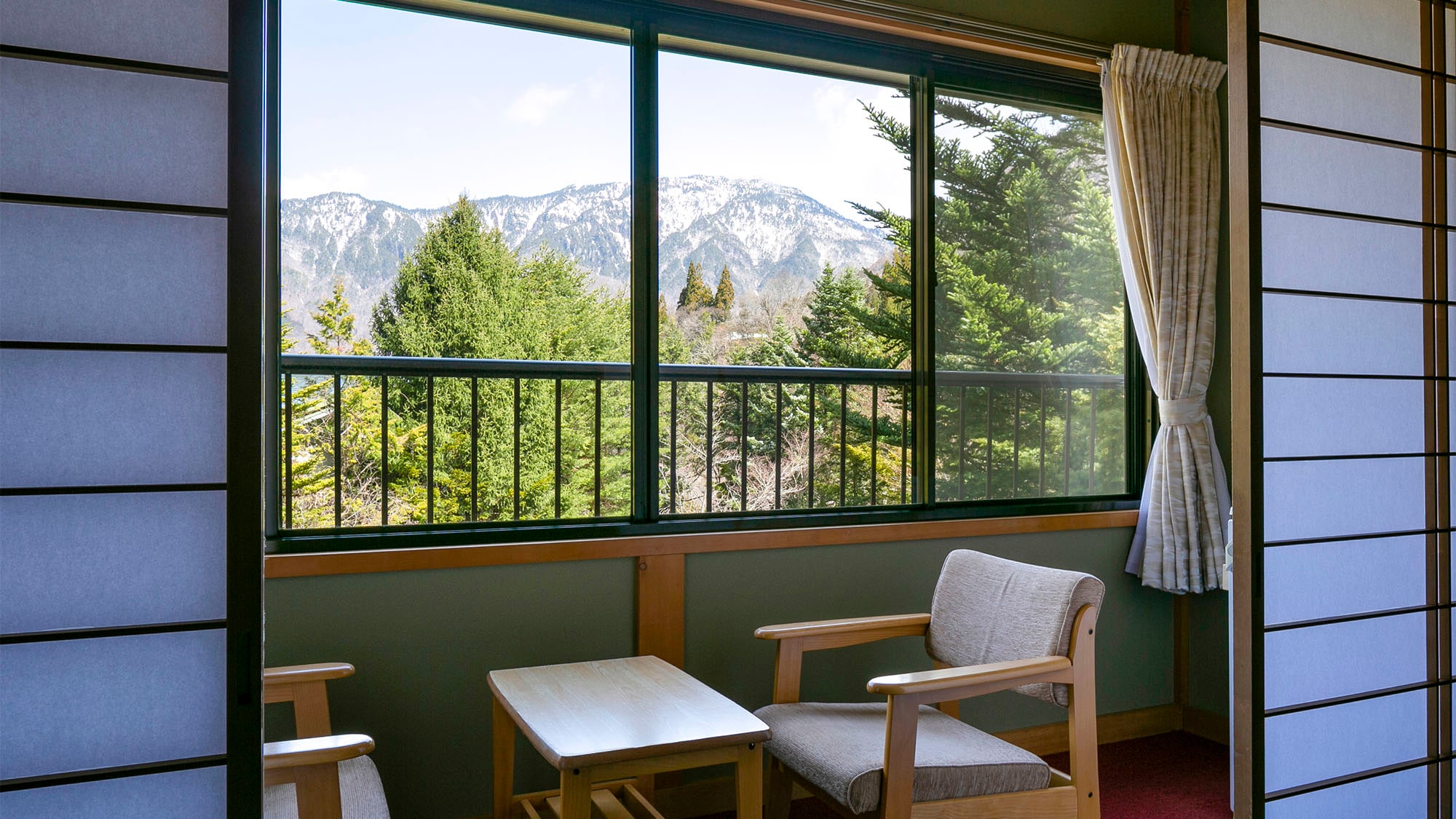・[Guest Rooms] Relax your mind and body in a room surrounded by the great nature of Hida.