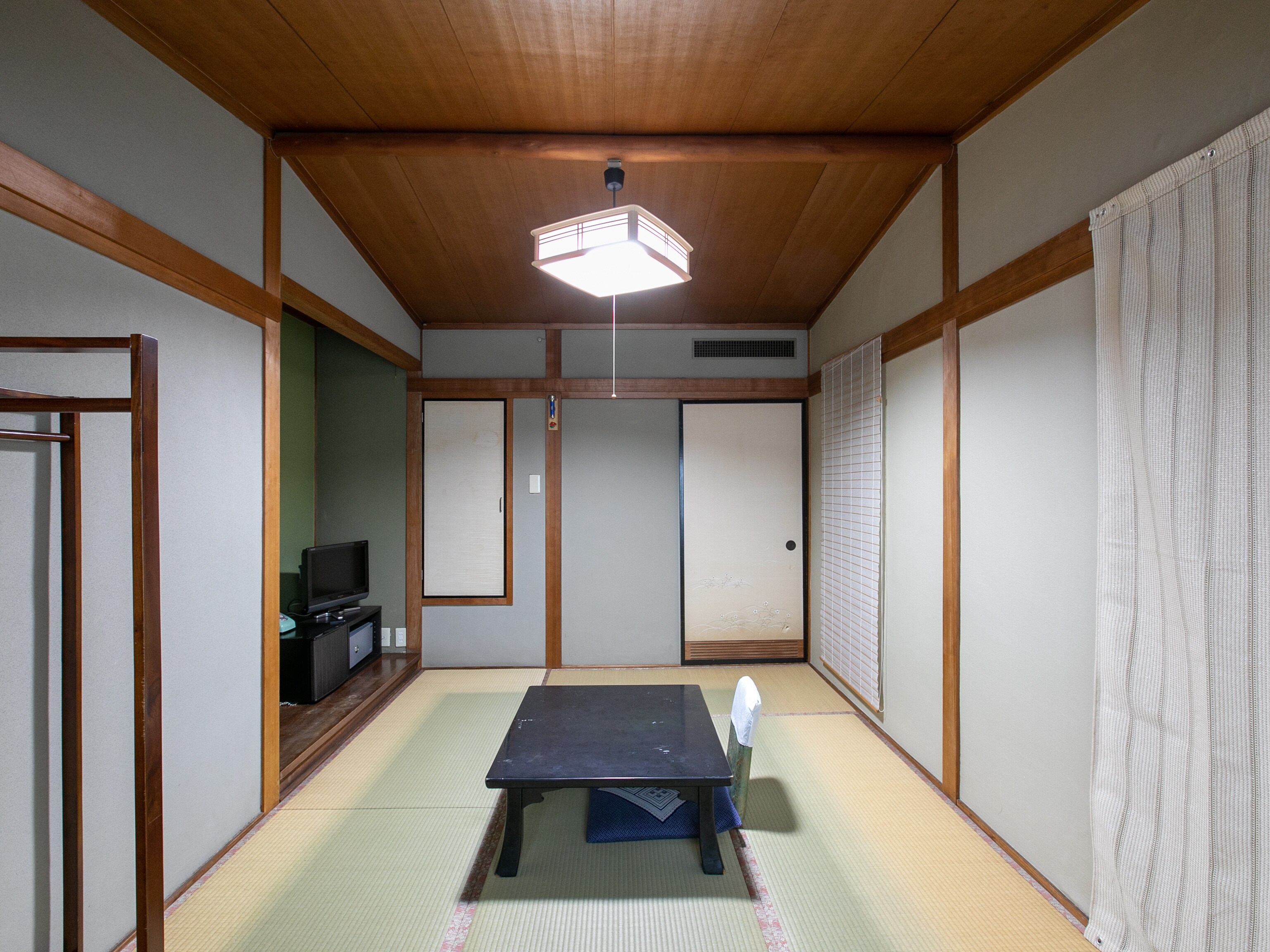 Japanese-style triple room (no bath or toilet)