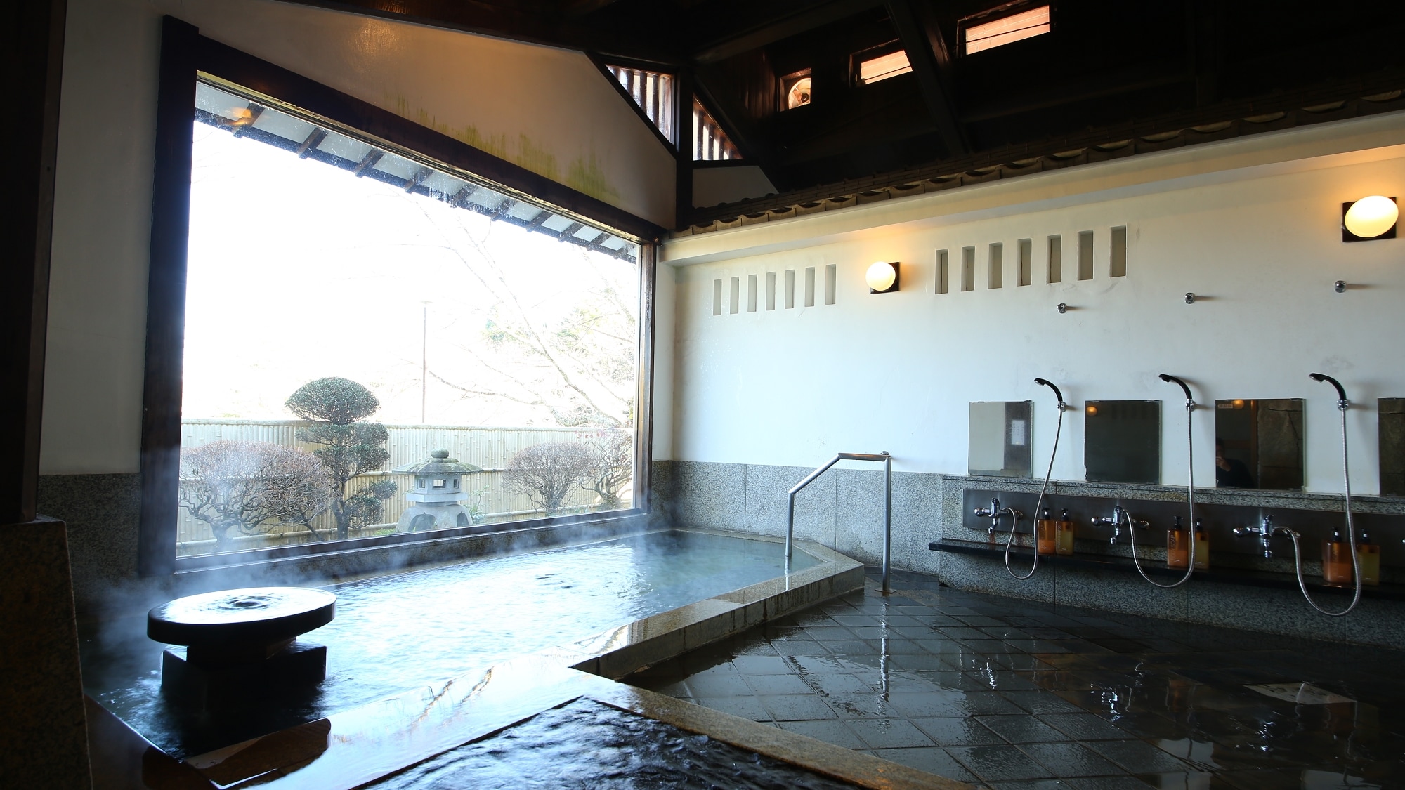 □ [男士大浴場] 充分利用原木的樓梯間浴室。