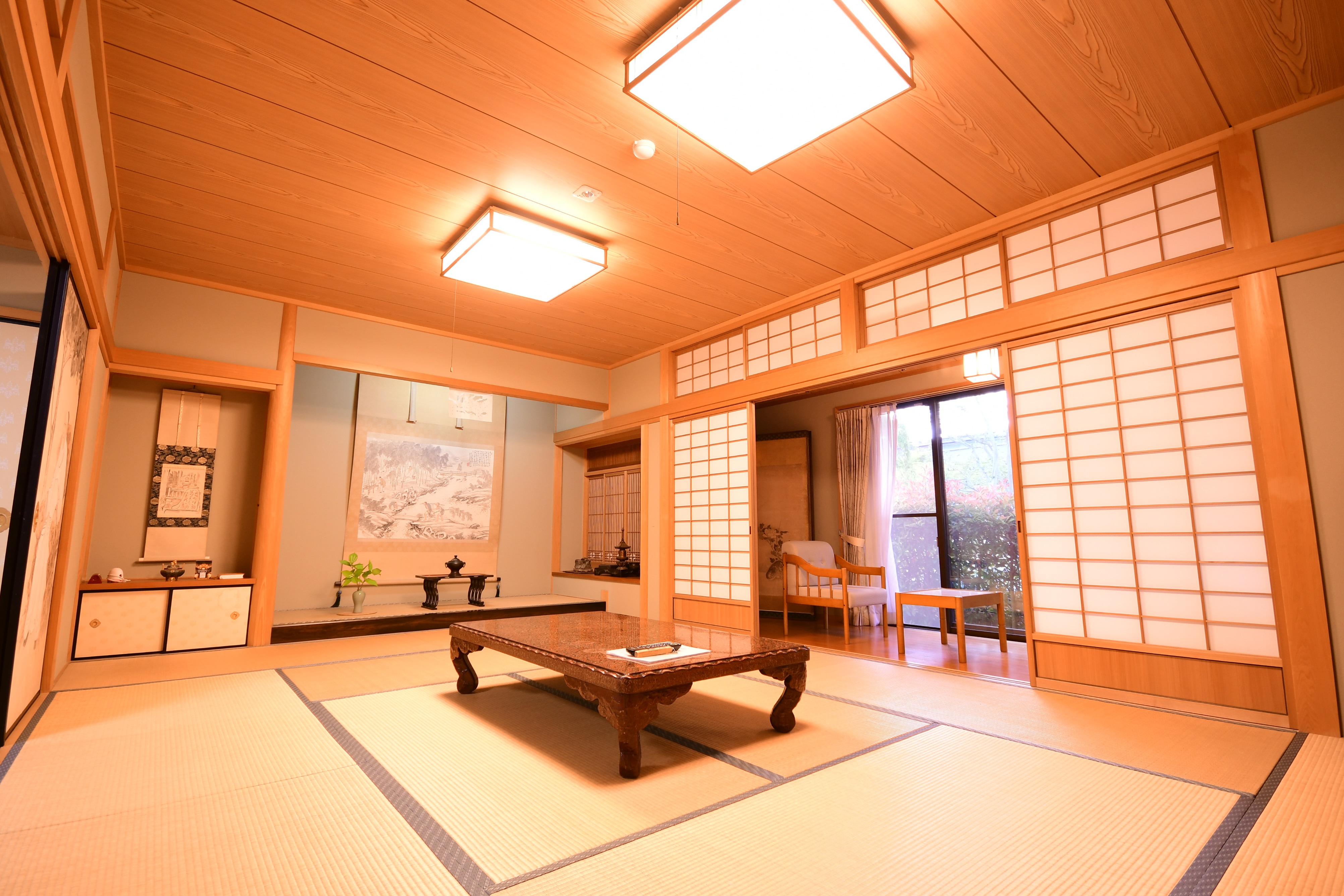 Example of a Japanese-style room (12-14 tatami mats) facing the garden (toilet, air conditioner, Wi-Fi)