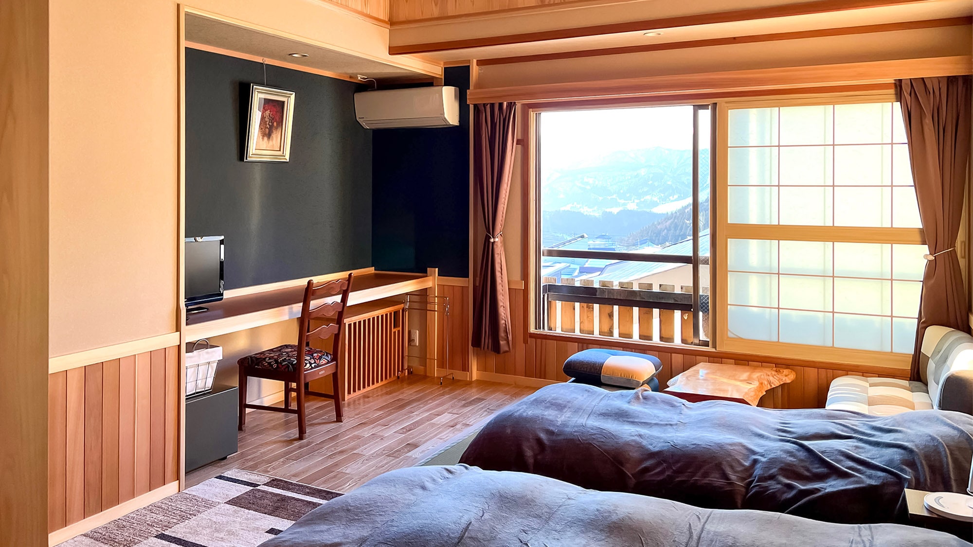 ・ You can enjoy the mountain view from the window of the renewal room.
