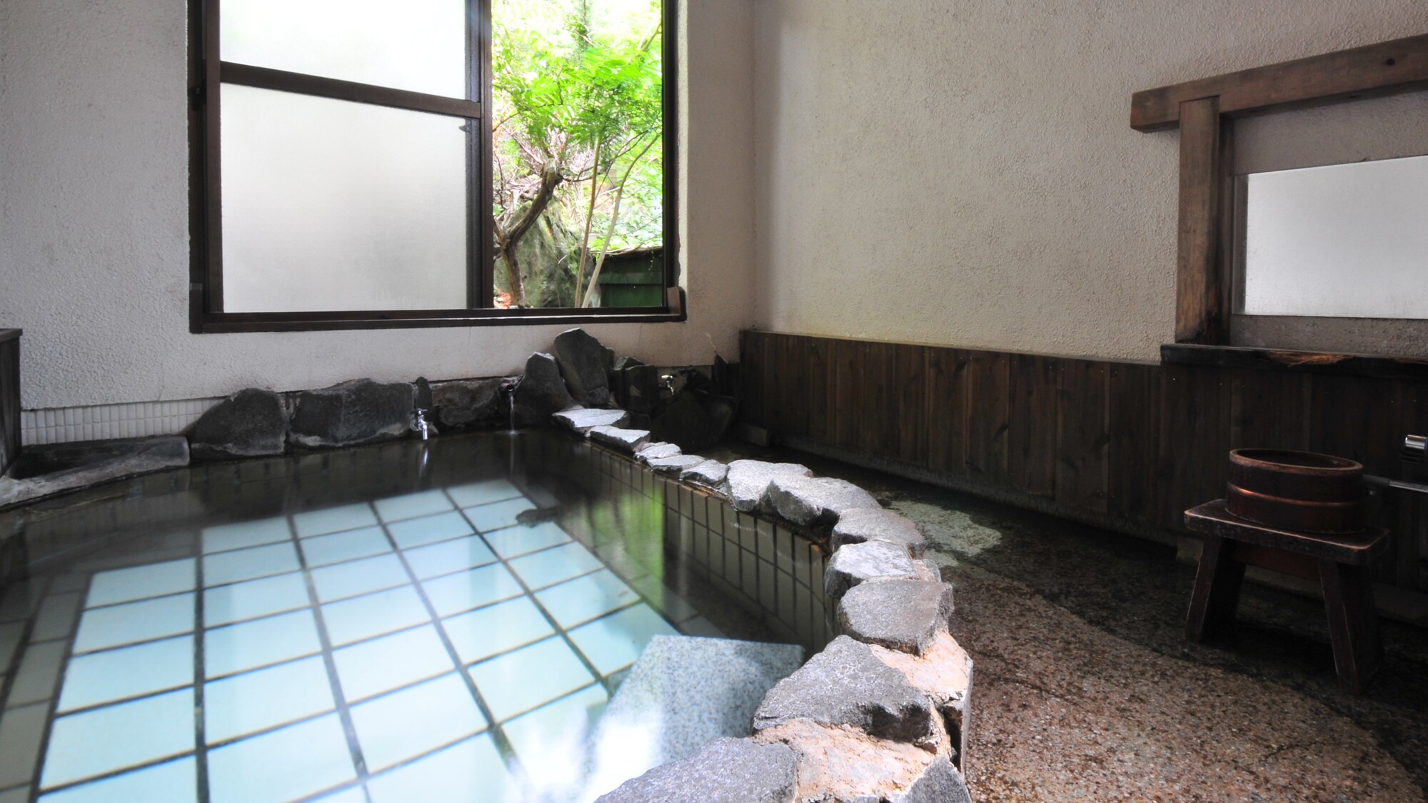 Kamar mandi dalam ruangan
