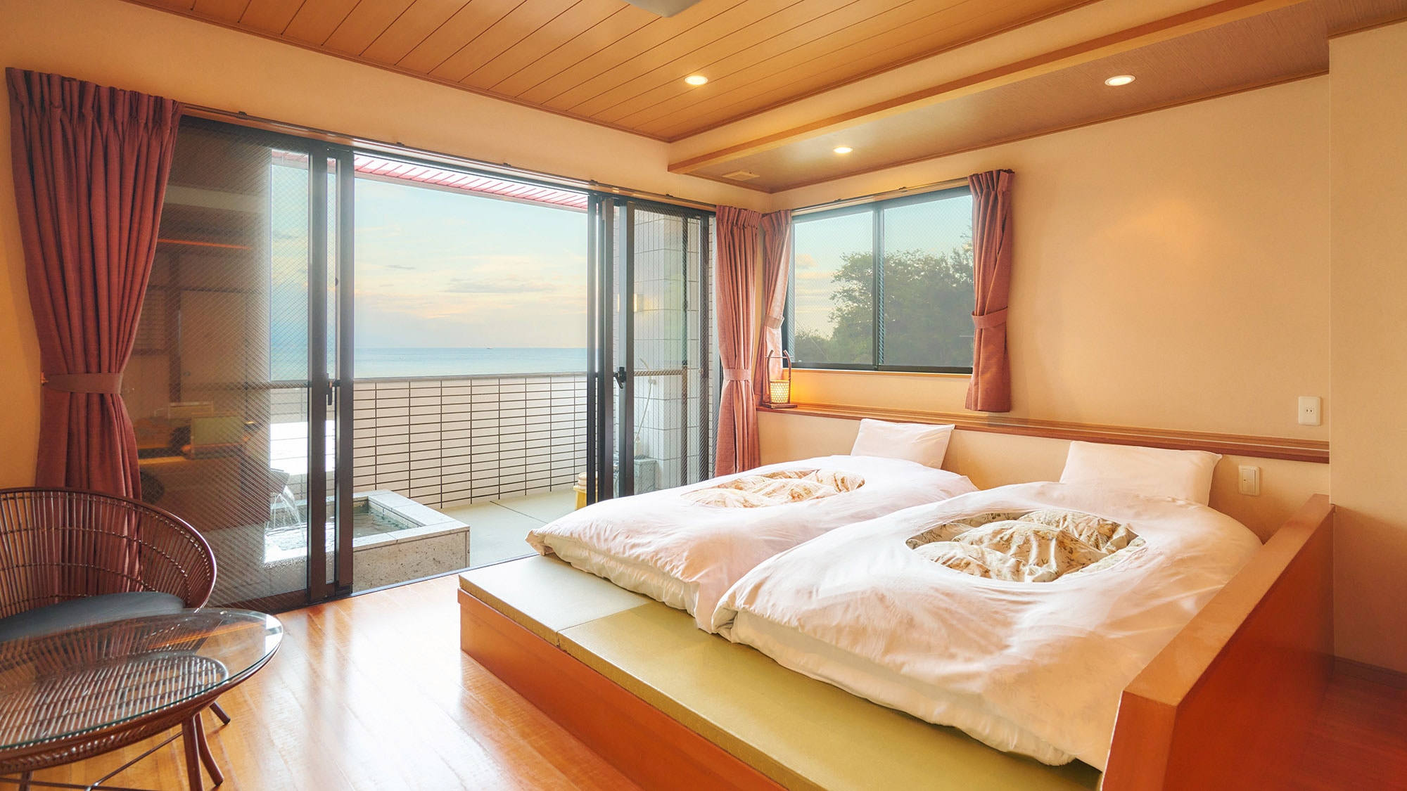 ・[Guest Room/Takasago] A custom-made wooden tatami bed made by a carpenter is installed. Even though it is a Western-style room, it has a raised floor so you can feel the tatami.