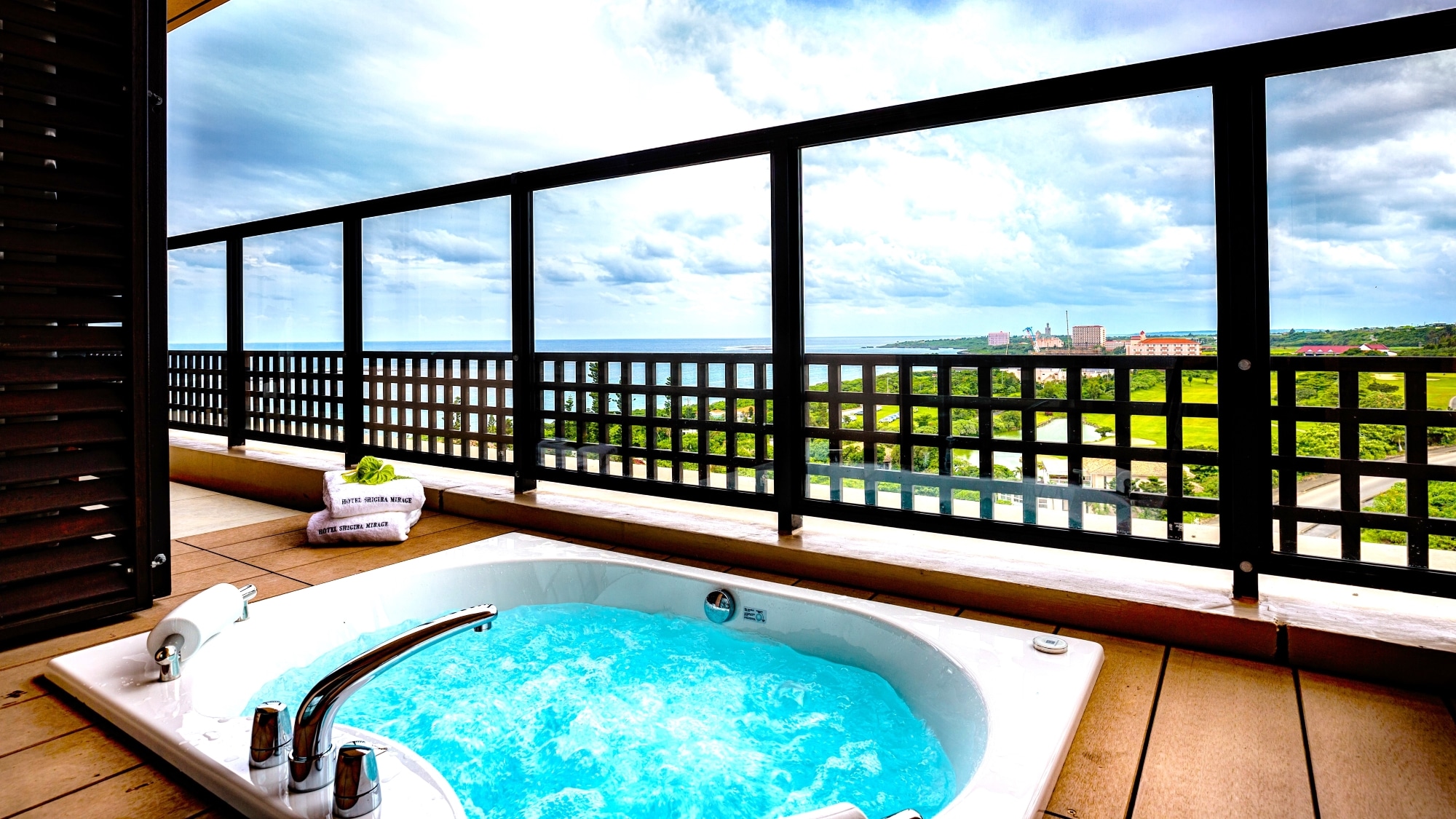 [Mirage Floor/Deluxe Suite 1 Bedroom] A jacuzzi is available on the terrace.