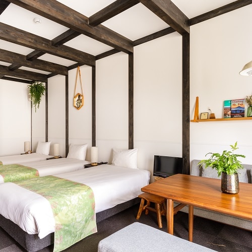 [Room for up to 3 people] Separate bath, toilet, washbasin, refrigerator, microwave, and sink