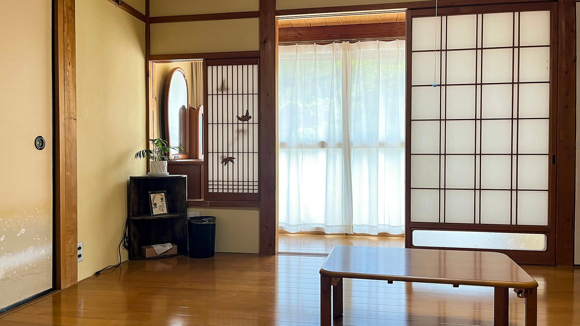 ・[Western-style room] The soft light that shines through the shoji screen illuminates the room.