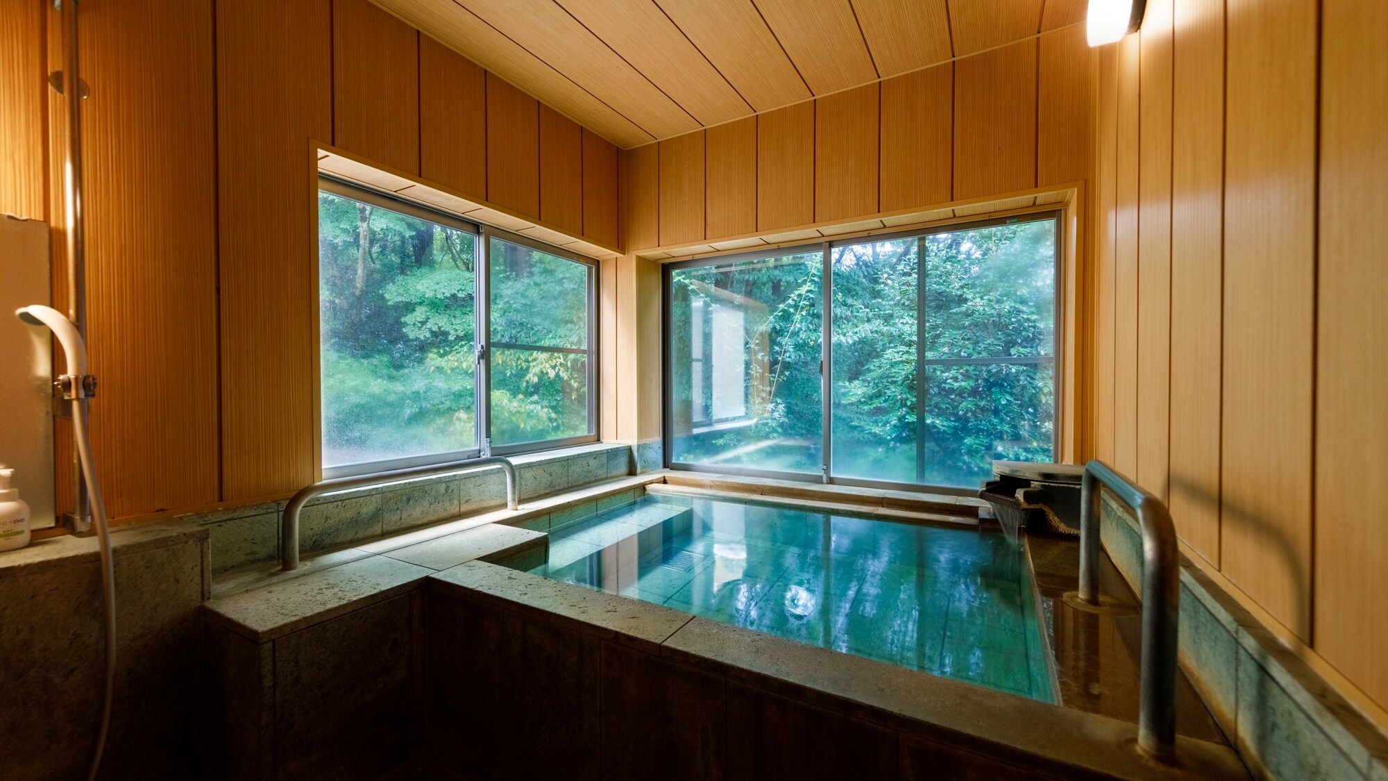 Pemandian semi terbuka pribadi "Takimi no Yu" tersedia untuk semua tamu yang menginap di hotel.