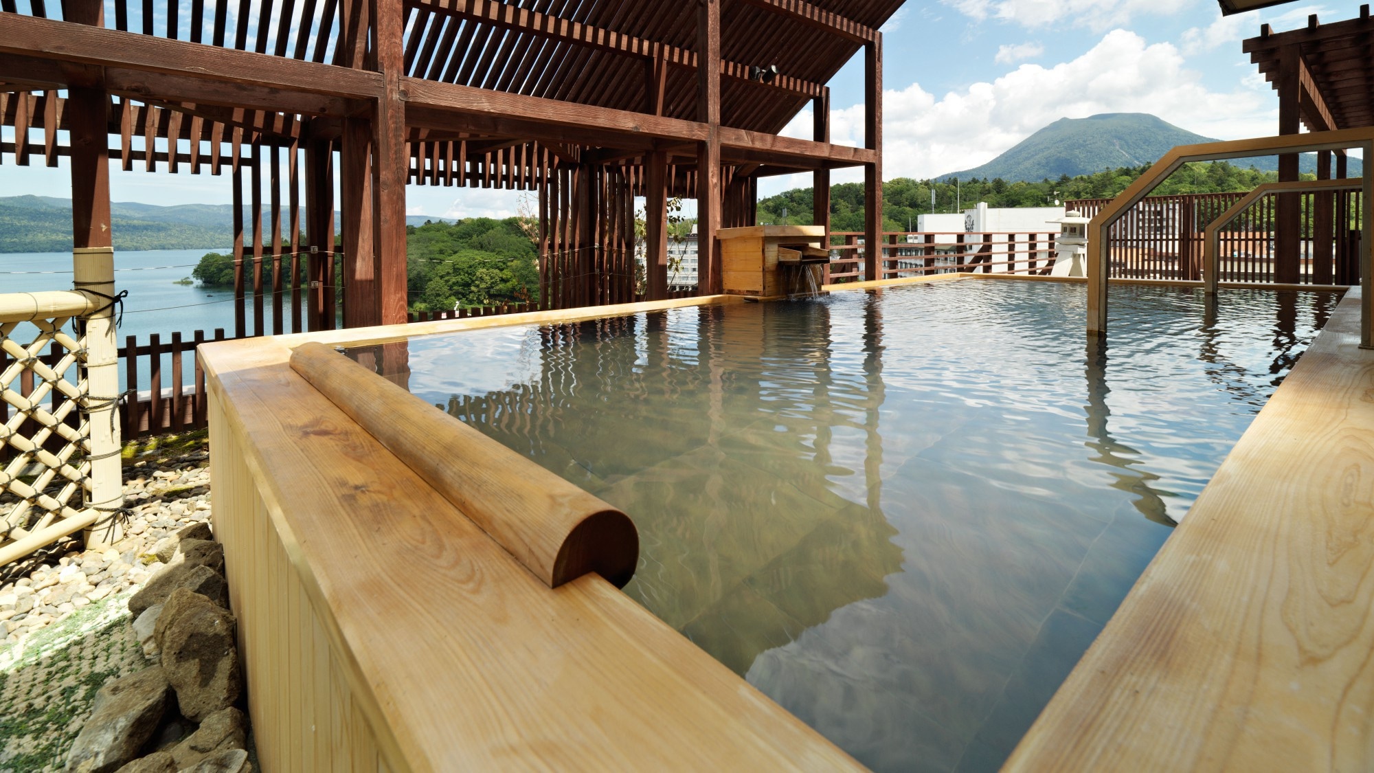 [Large communal bath on the 7th floor, Ishimuro no Yu] Gold bow open-air bath / You can see Mt. Oakan.