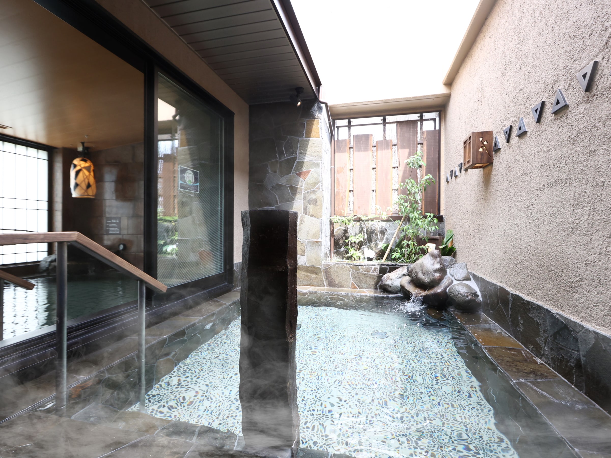 ■[บ่อน้ำพุร้อนธรรมชาติขนาดใหญ่] บ่ออาบน้ำกลางแจ้งสำหรับผู้หญิง