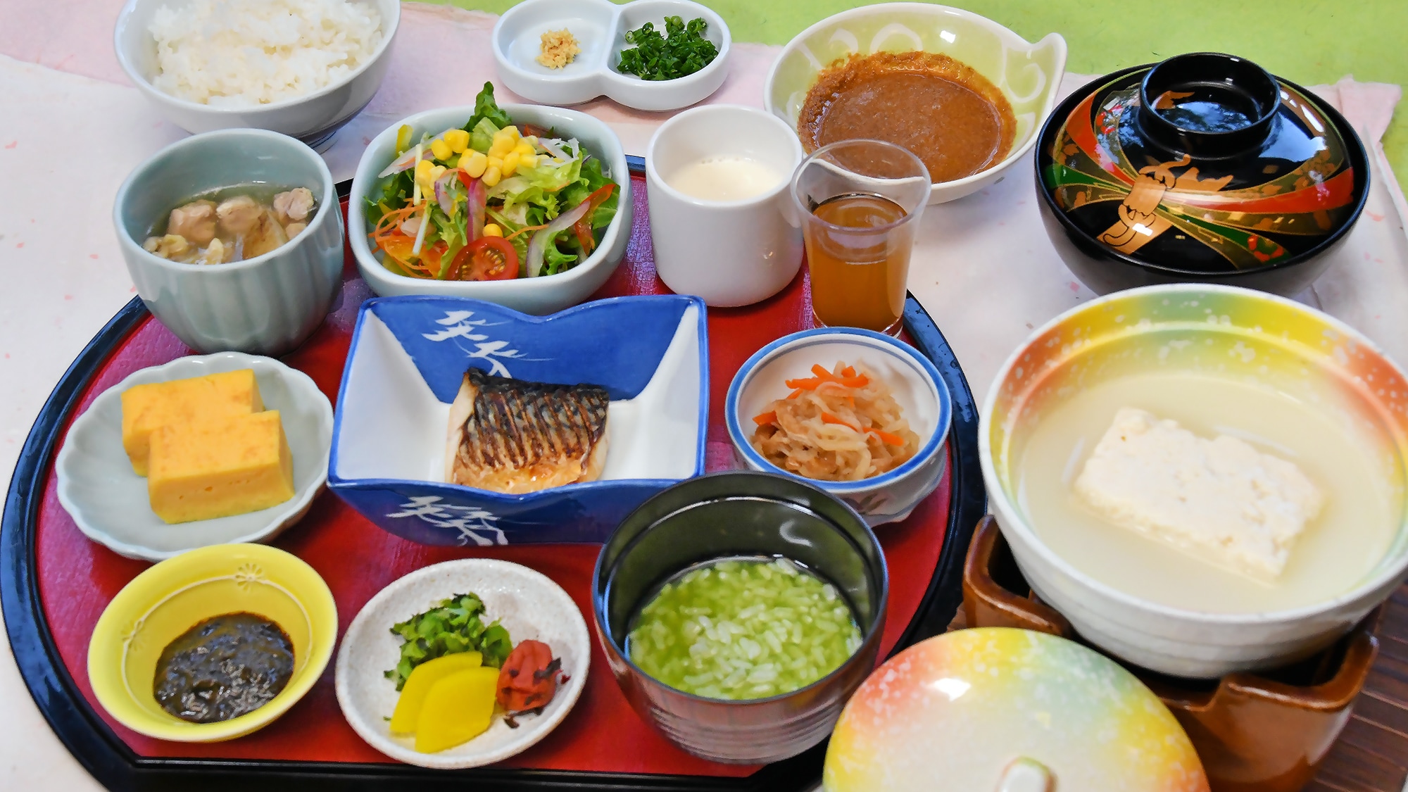 Sarapan ala Jepang yang sebagian besar terdiri dari tahu hangat dan bubur teh. Nikmati sarapan khas Ureshino, termasuk "cuka teh" dan "tsukudani rumput laut teh Ureshino."