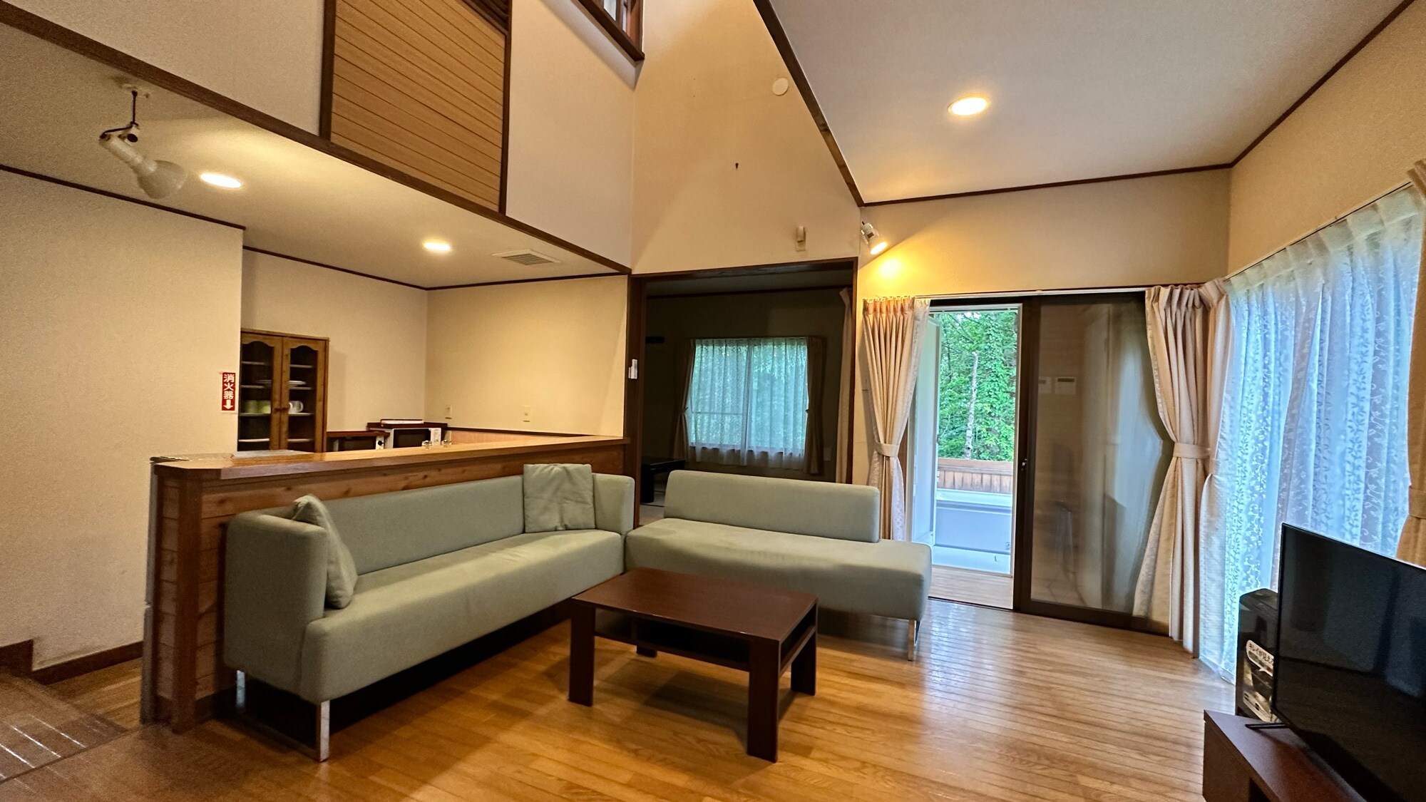 บ้านเดี่ยวแบบใหม่ พร้อมห้องน้ำกลางแจ้ง 2LDK: ห้องนั่งเล่น