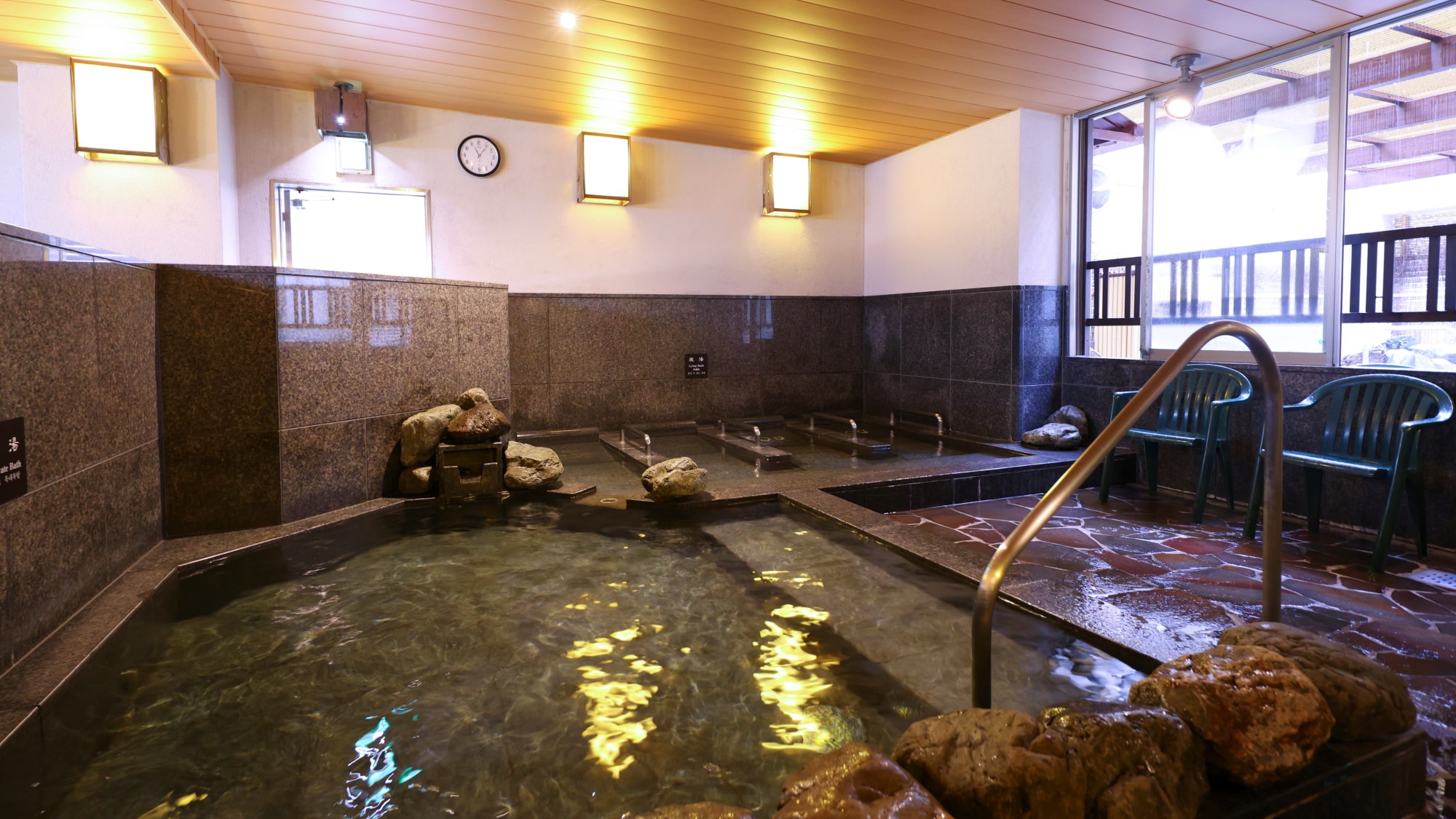 有露天浴池、室內浴池、斜躺浴池。