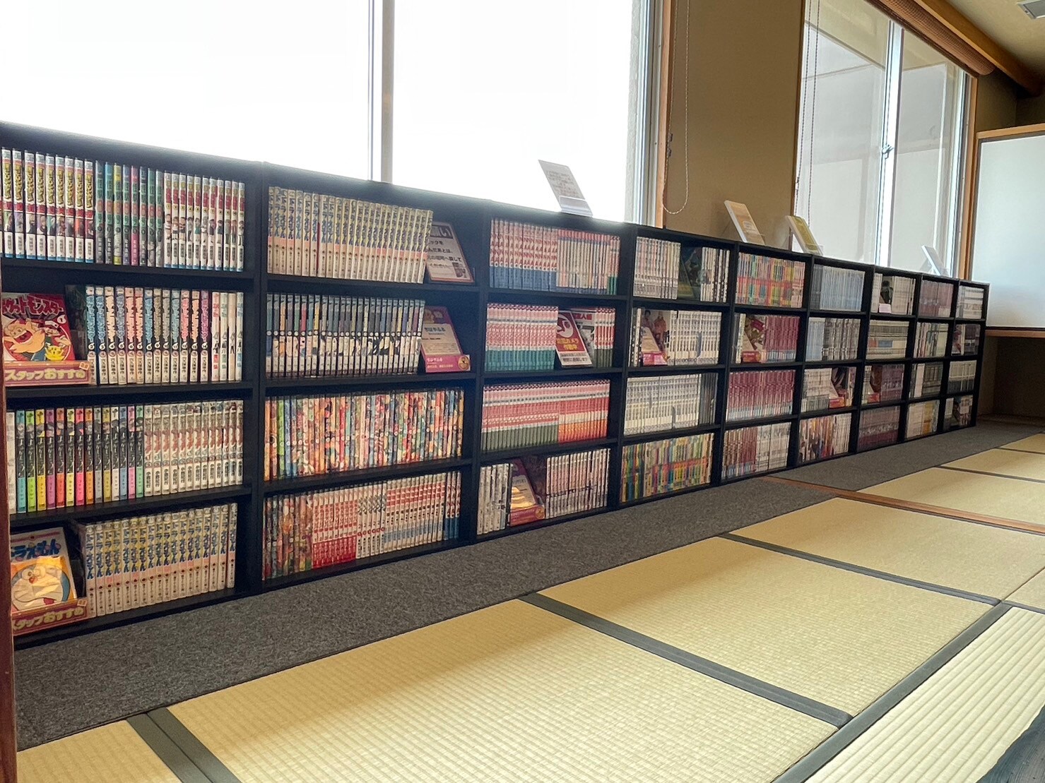 [Manga☆Space] If you want to read manga in book form, we have a nostalgic Japanese-style room where you can freely enjoy manga.