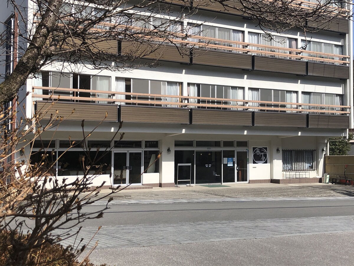 호텔 춘모등 2021(현관 앞 4)