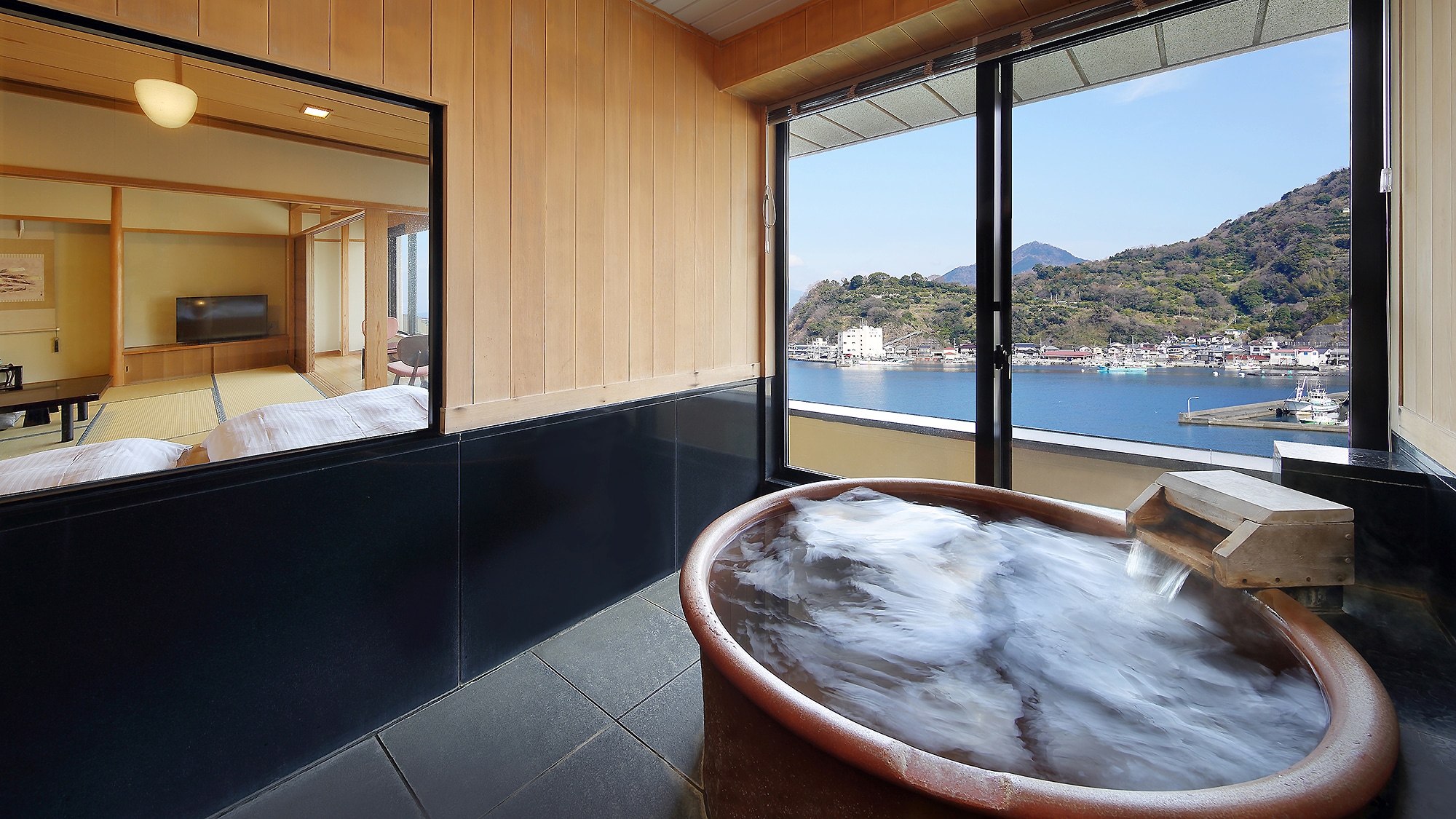 Japanese-Western room with half open-air bath, 12 tatami mats "Flower/Sea"