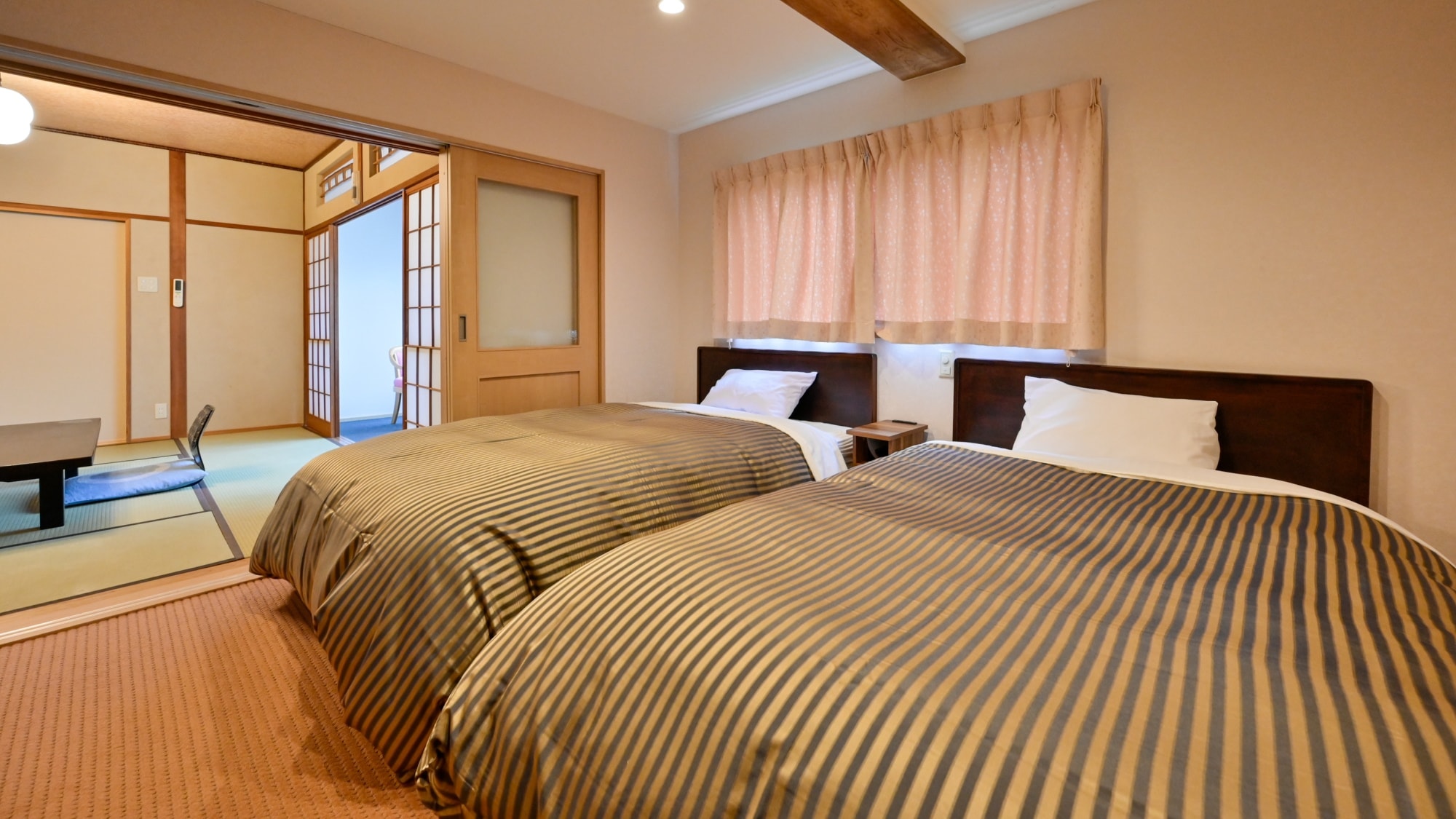 [Take] - Japanese-Western style room - Japanese garden side - Two Simmons beds in the Western style room