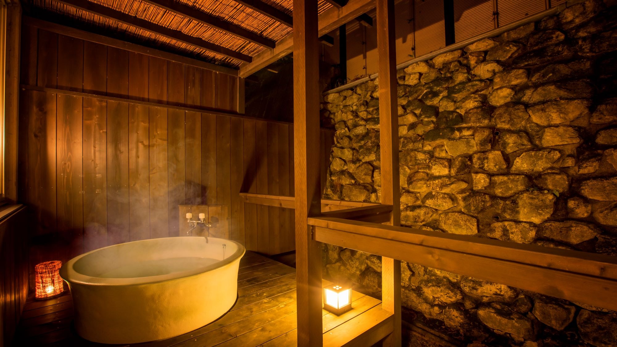 Japanese-Western style room with superior open-air bath * Example of guest room open-air bath