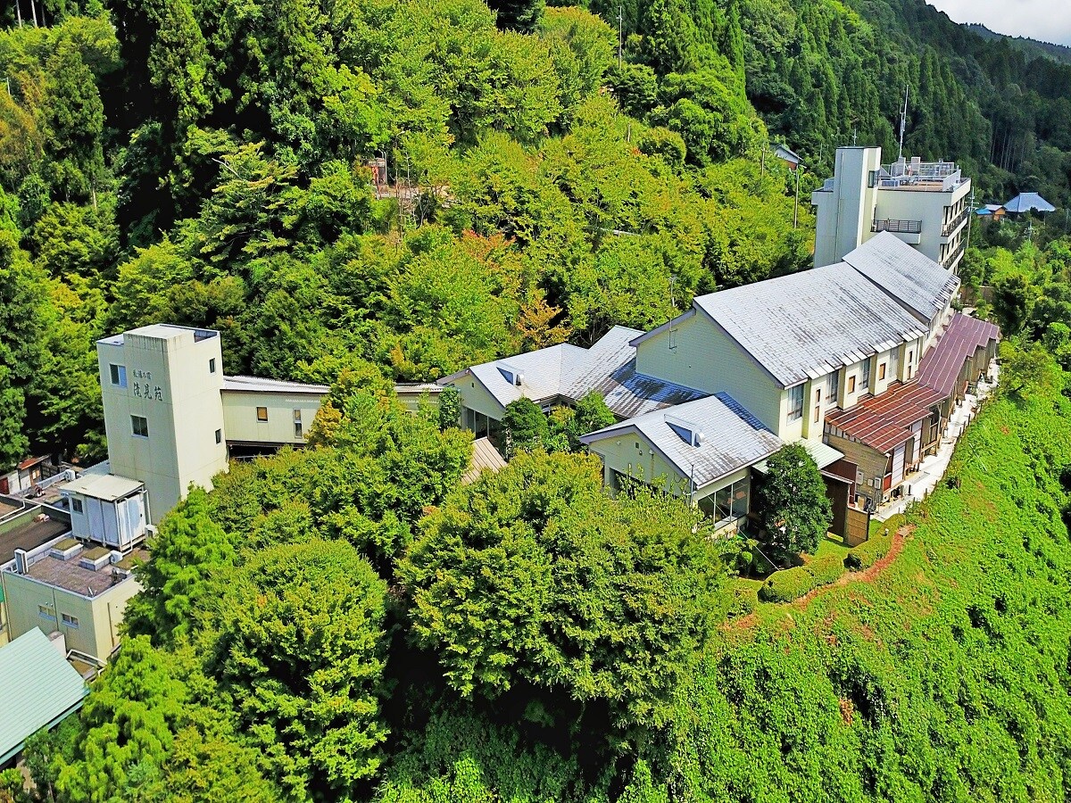 "Takimien, a secret hot spring inn" stands right in front of Awamata Falls