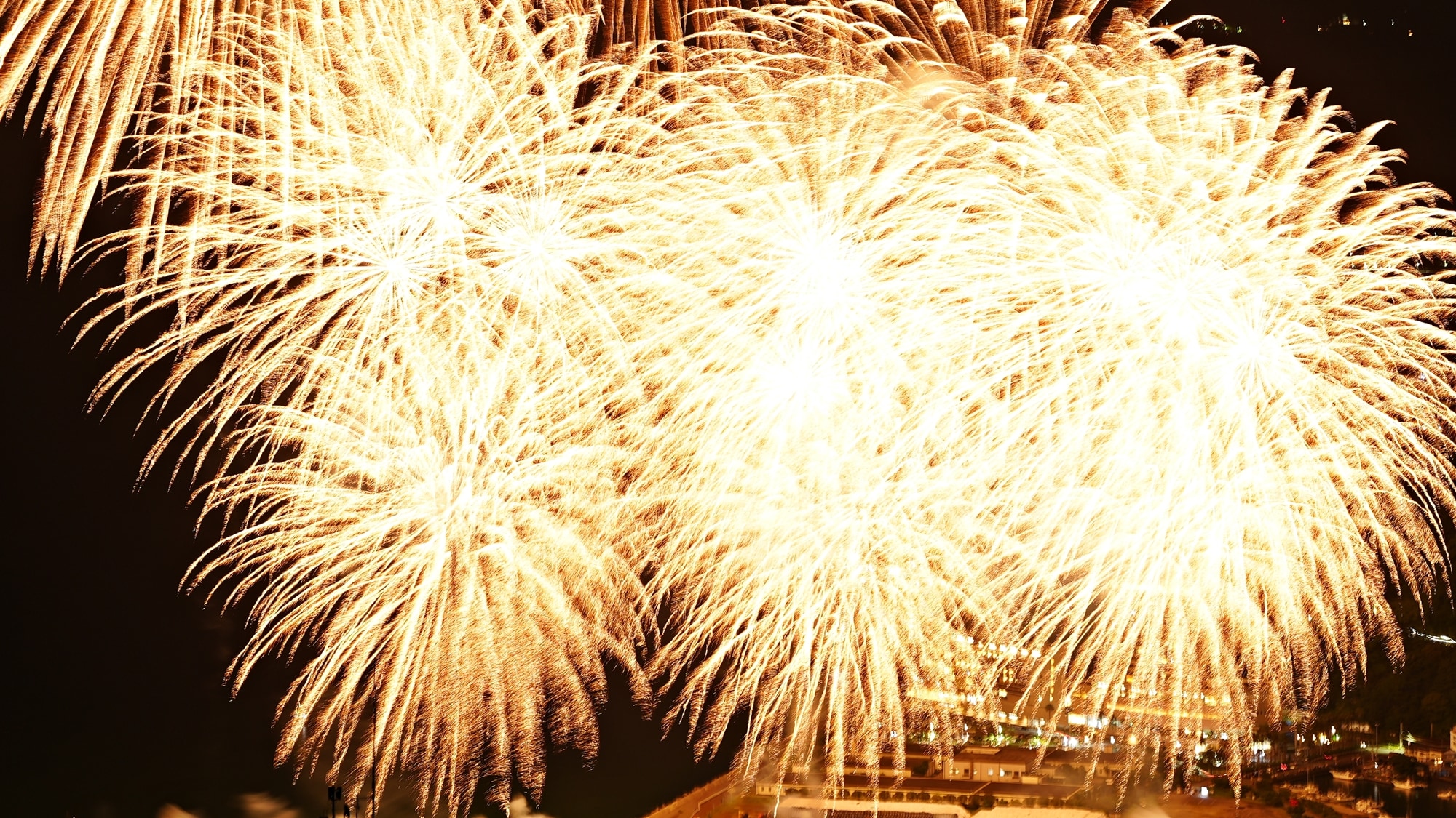 Atami Seaside Fireworks Festival: Looking down from a resort in the sky / A slightly different kind of fireworks display than usual
