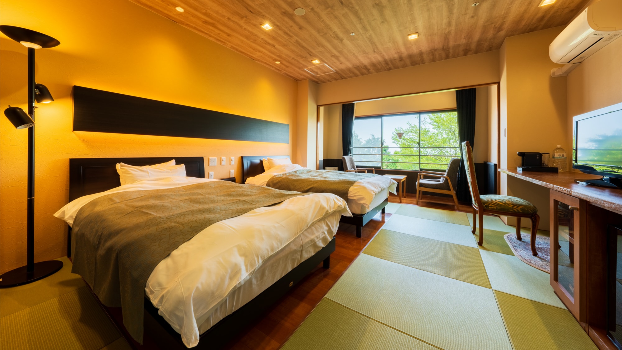 [Deluxe Twin] Equipped with a desk and Wi-Fi, perfect for business use. (Example of a room)